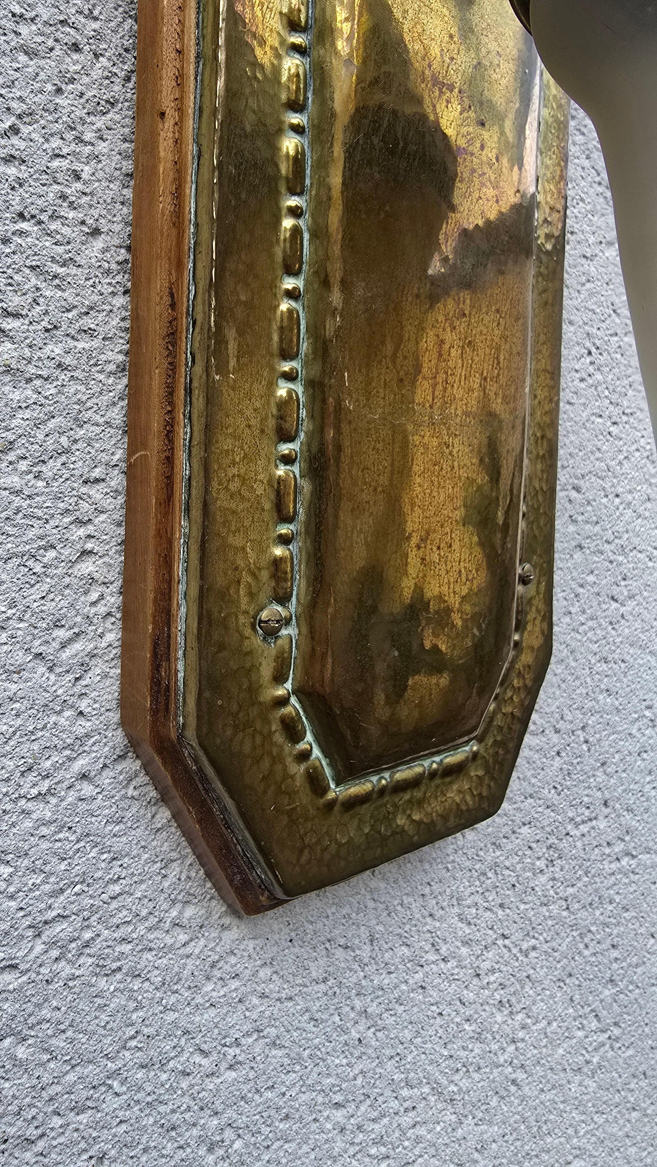 Scontrino da parete in ottone martellato e vetro smerigliato, Inghilterra/Francia in vendita 3