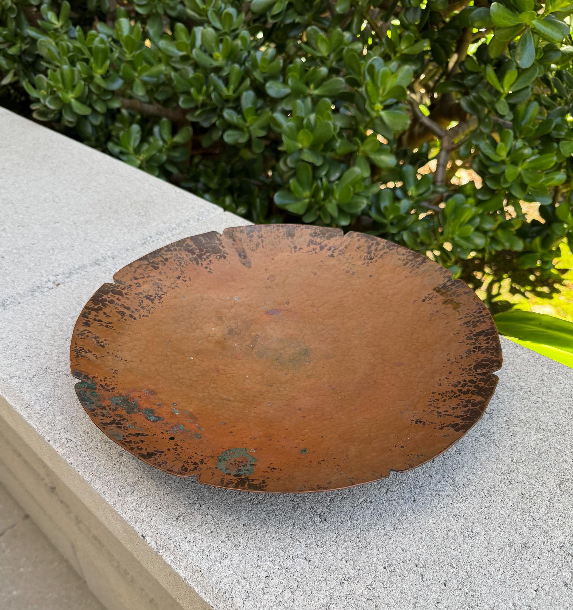 Arts & Crafts Hammered Copper Footed Tray / Charger, Early 20th Century In Good Condition For Sale In San Juan Capistrano, CA
