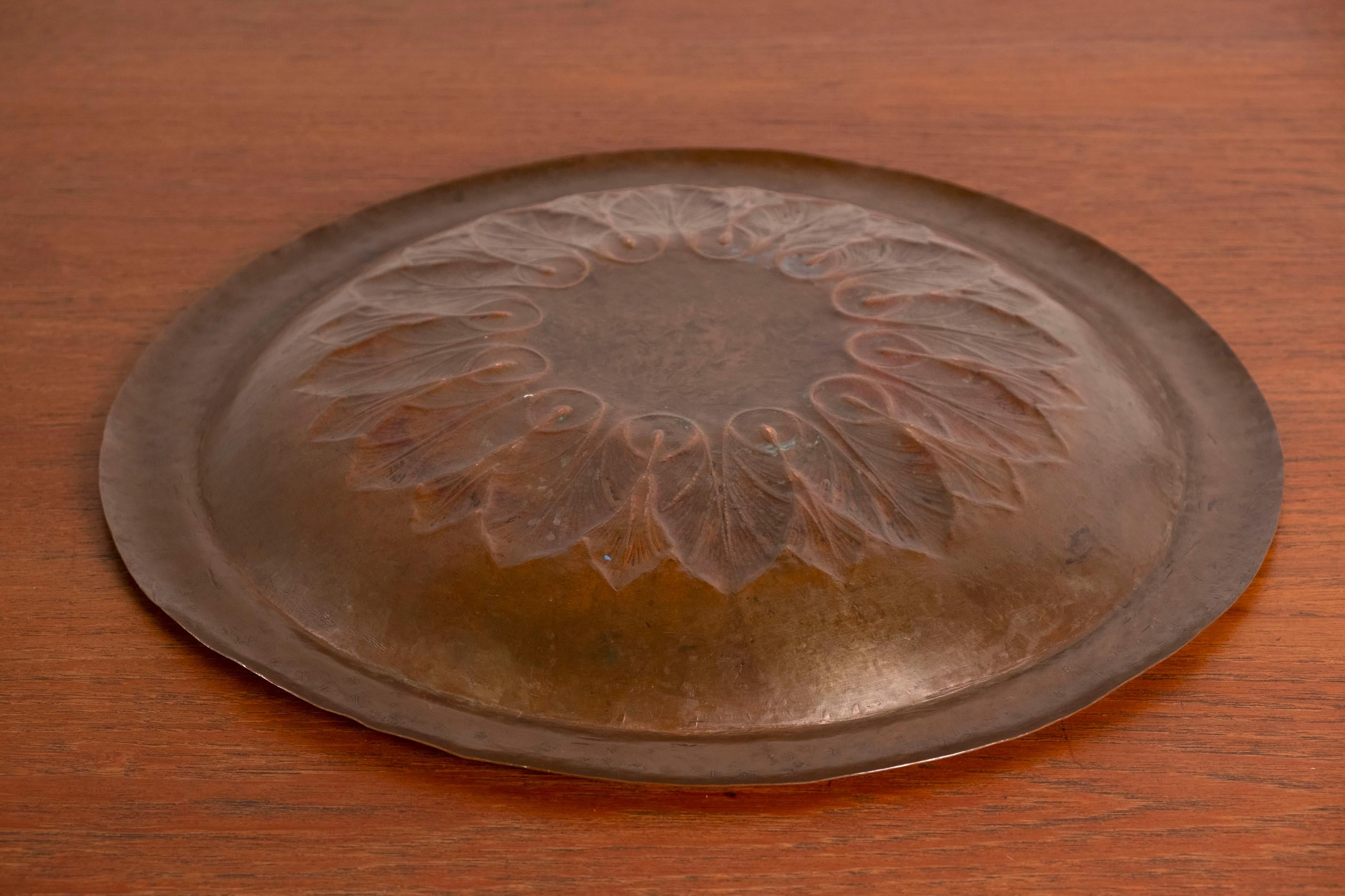 Assiette en cuivre martelé Arts & Crafts, Angleterre, années 1900 en vente 2