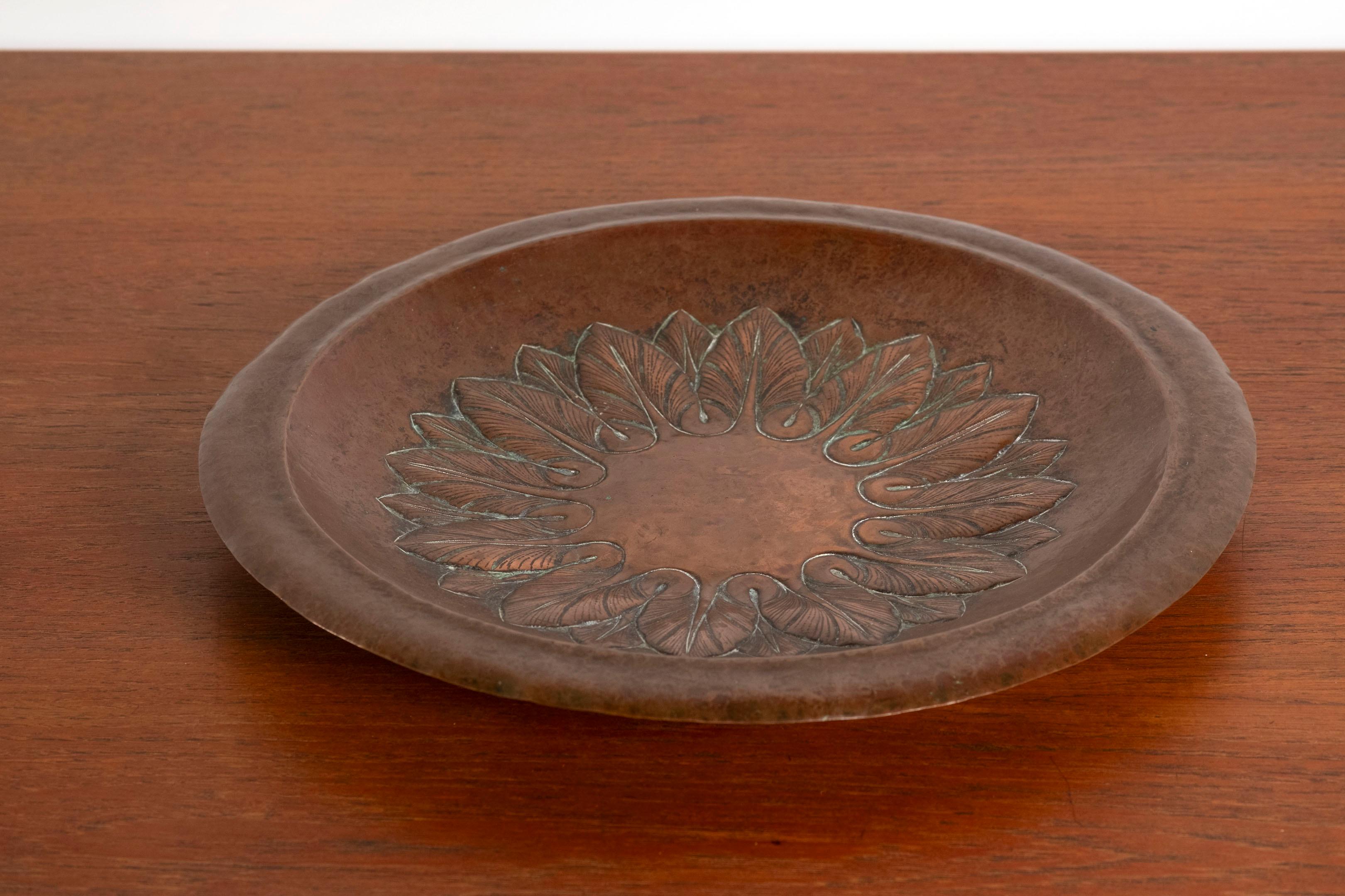 Une plaque de cuivre Arts and Crafts de bonne qualité et bien exécutée avec une décoration florale.
