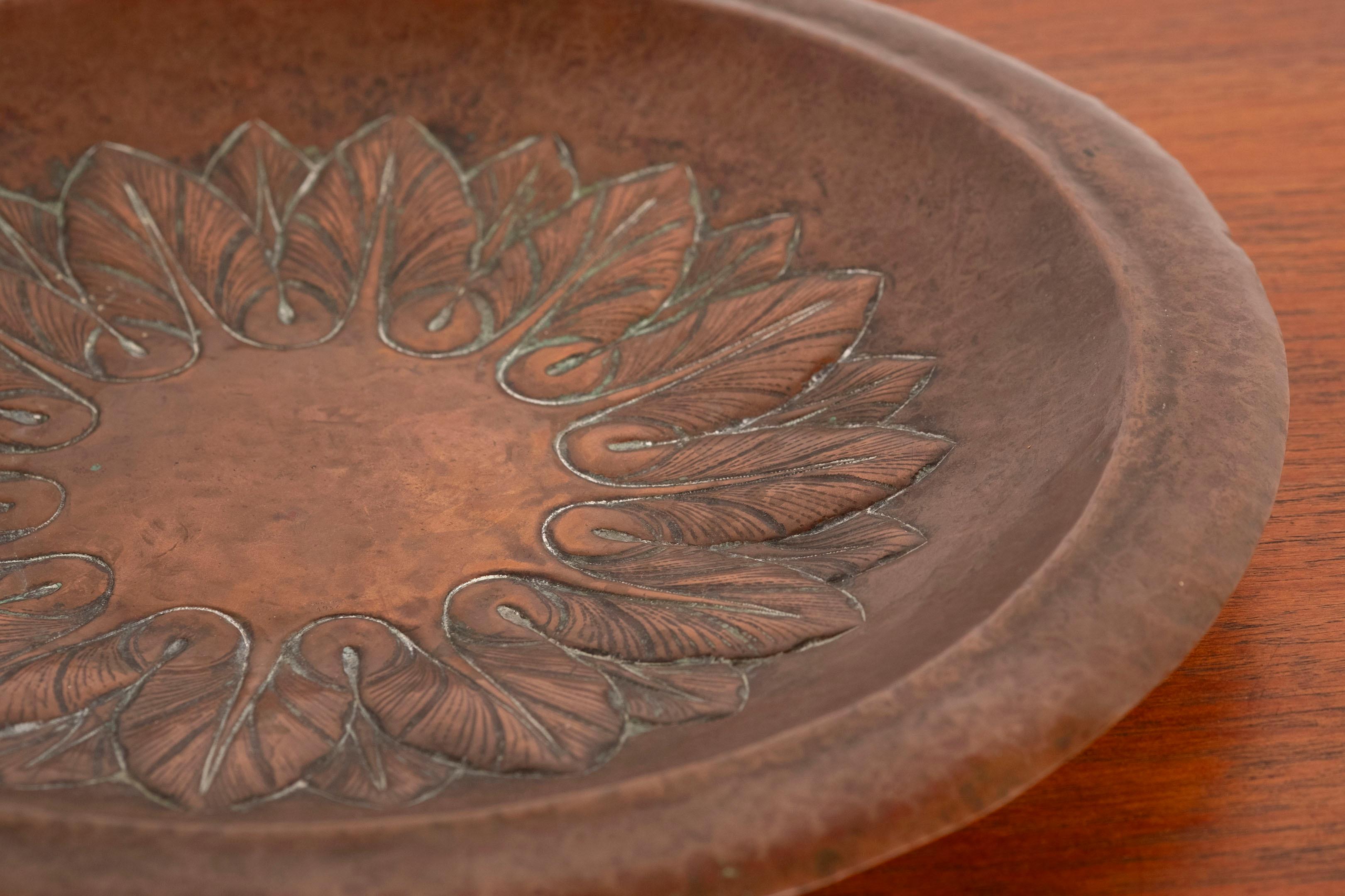Martelé Assiette en cuivre martelé Arts & Crafts, Angleterre, années 1900 en vente