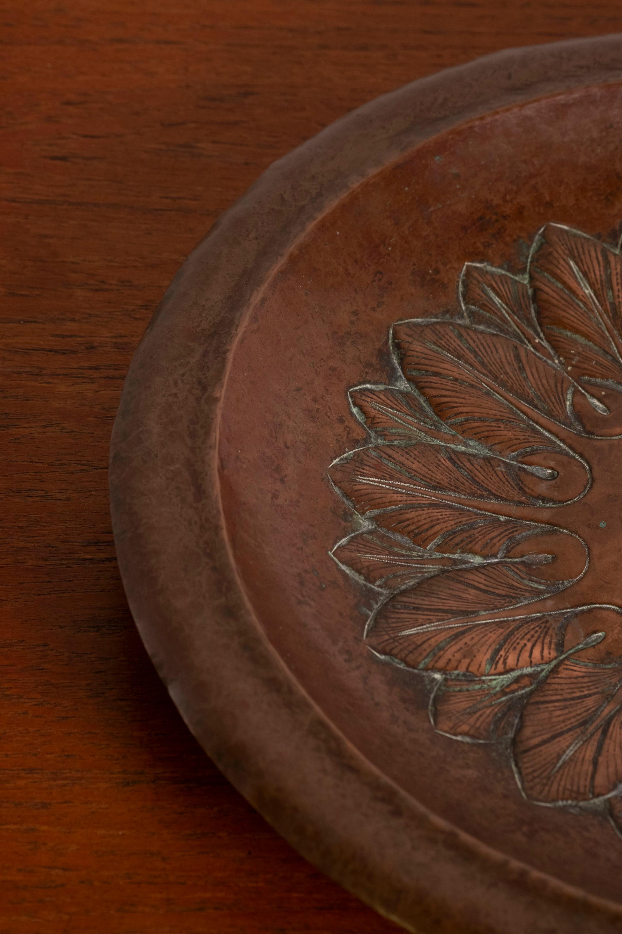 Assiette en cuivre martelé Arts & Crafts, Angleterre, années 1900 État moyen - En vente à Balen, BE