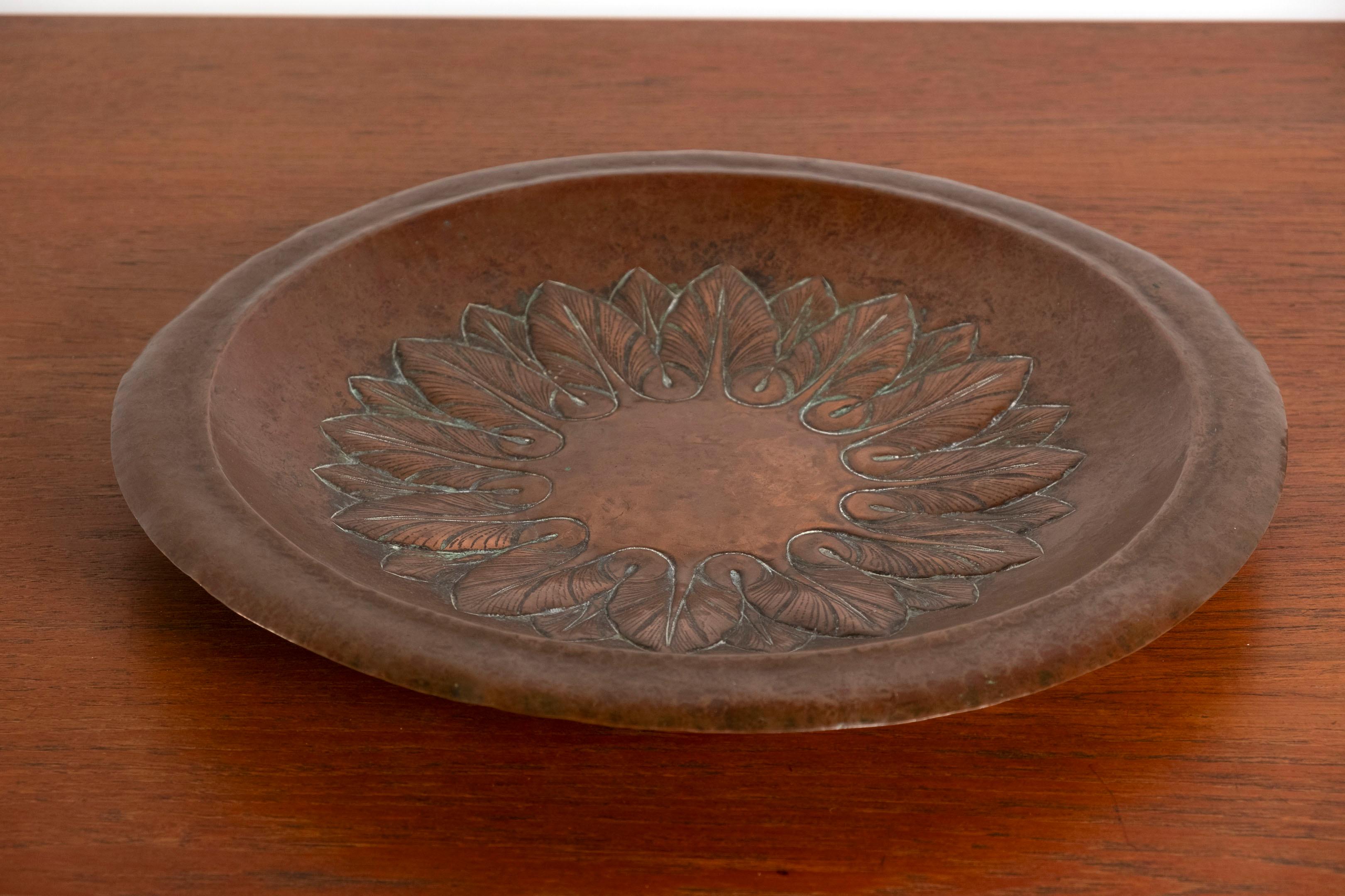 Début du 20ème siècle Assiette en cuivre martelé Arts & Crafts, Angleterre, années 1900 en vente
