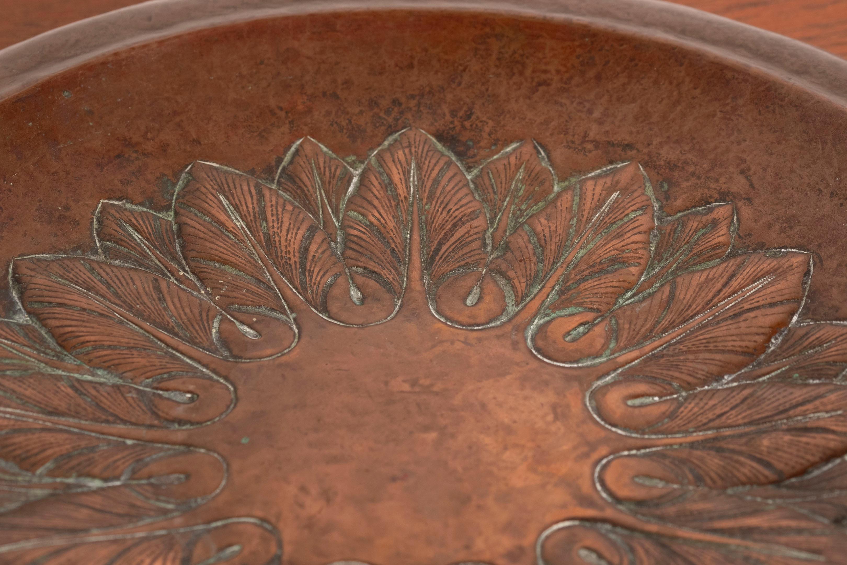 Cuivre Assiette en cuivre martelé Arts & Crafts, Angleterre, années 1900 en vente