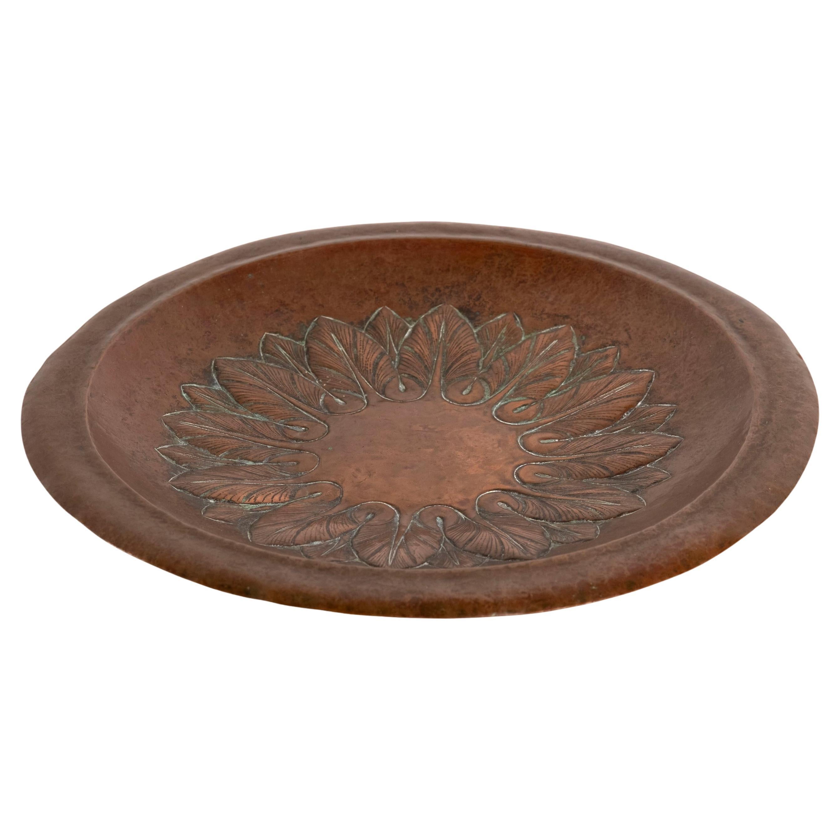 Assiette en cuivre martelé Arts & Crafts, Angleterre, années 1900