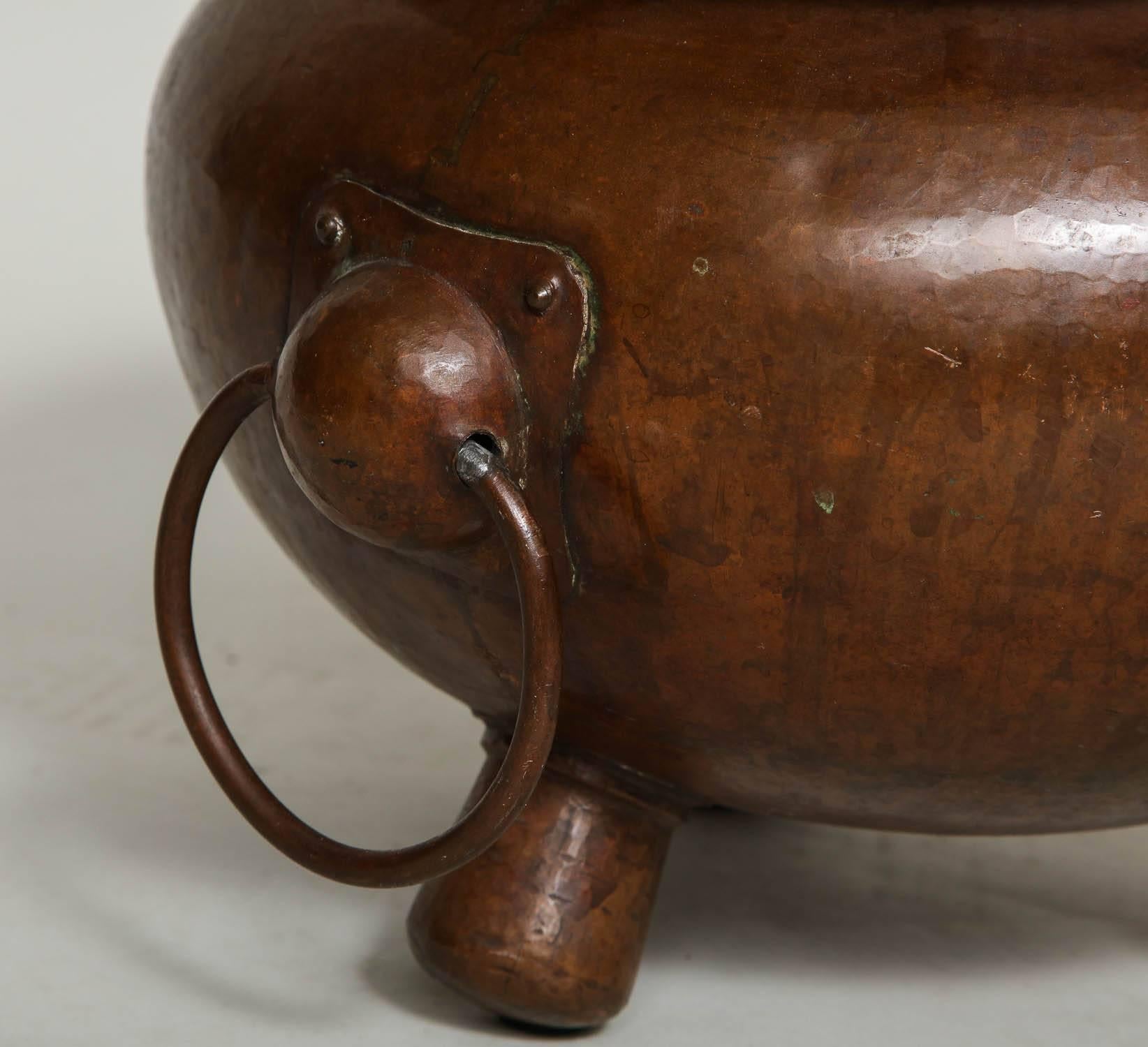 Arts and Crafts Gefäß aus gehämmertem Kupfer (Spätes 19. Jahrhundert) im Angebot