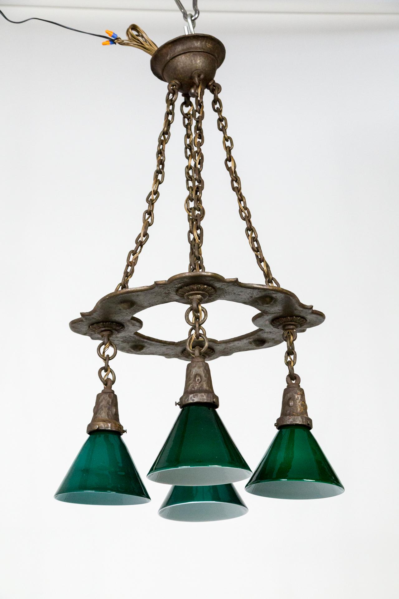 Lustre classique à 4 lumières, forgé et martelé à la main, de style Art & Crafts anglais. Avec des accents de Tudor Revival et un verre de remplacement vert et vintage parfaitement proportionné. Anglais, 1915. Câblage neuf, 4 prises de courant à