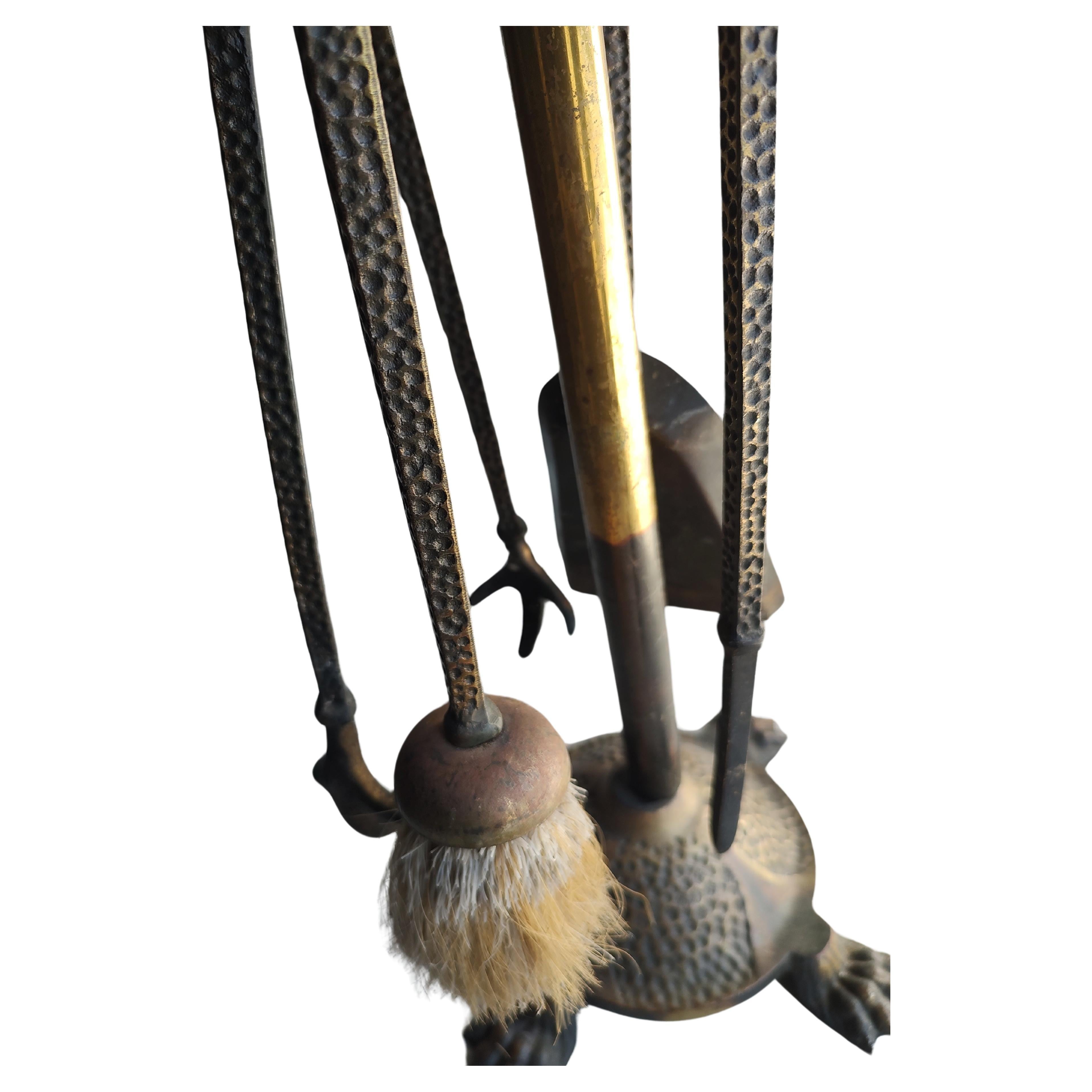 Favoloso set di 4 utensili con supporto. Ottone martellato con piedi a zampa di gallina e teste di anatra in cima a ciascun utensile e al supporto. Pala, spazzola, attizzatoio e le pinze con il supporto sono tutti in ottime condizioni d'epoca senza