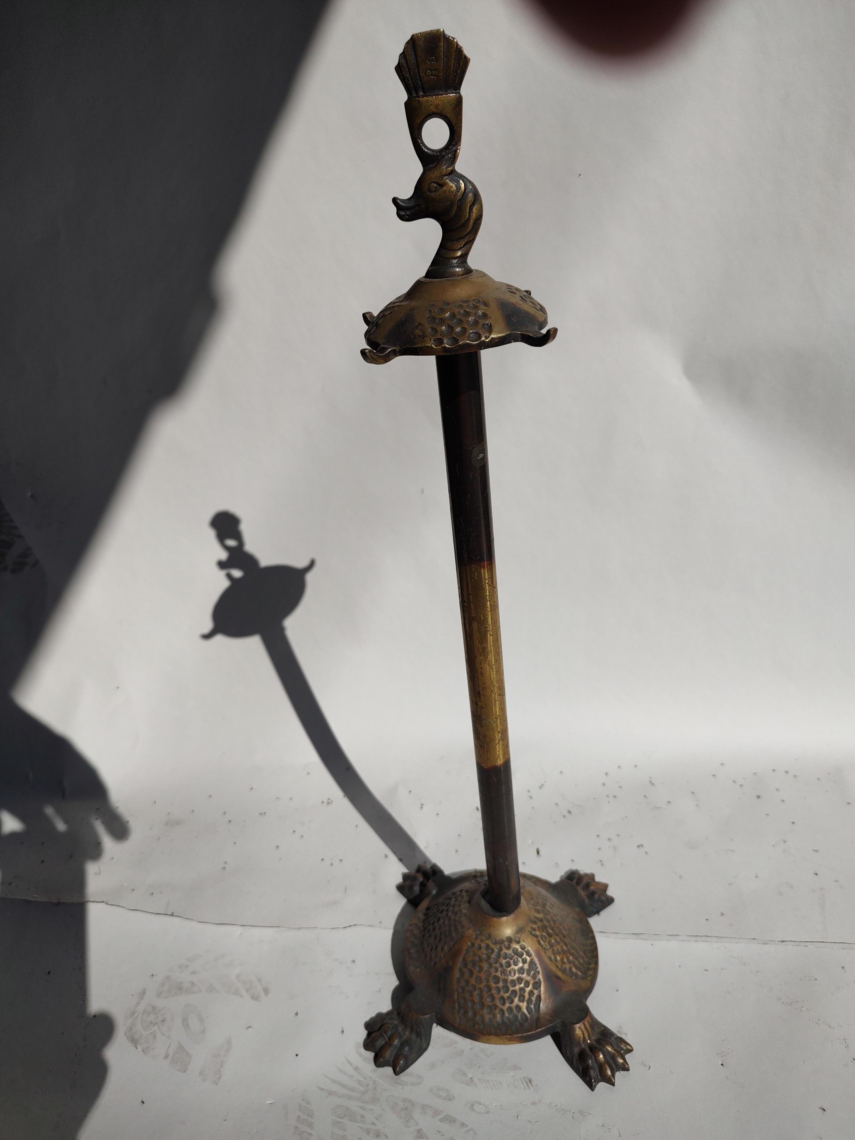 Laiton Ensemble d'outils de cheminée Arts & Crafts Hammered Figural Brass 5 Piece en vente
