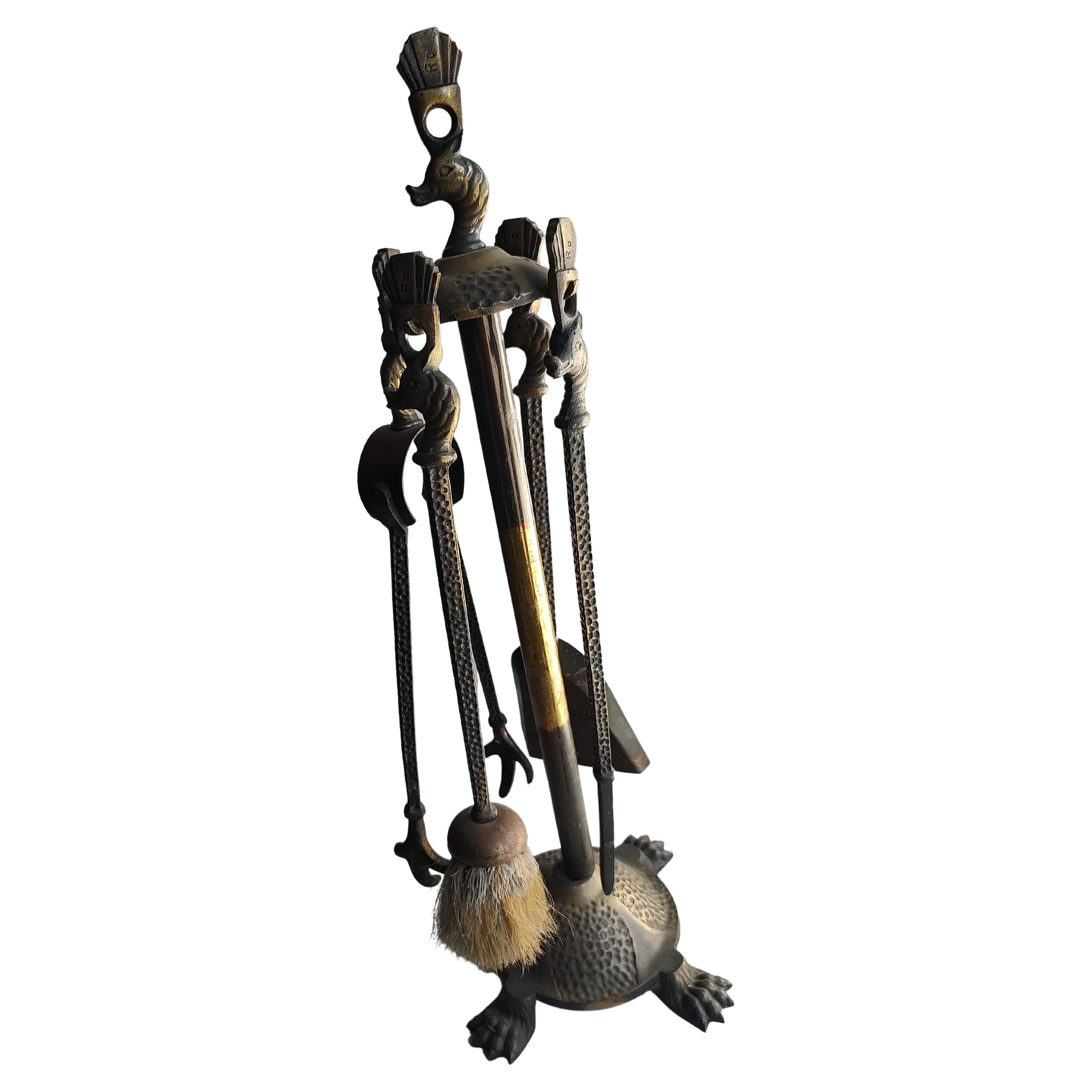 Moulage Ensemble d'outils de cheminée Arts & Crafts Hammered Figural Brass 5 Piece en vente