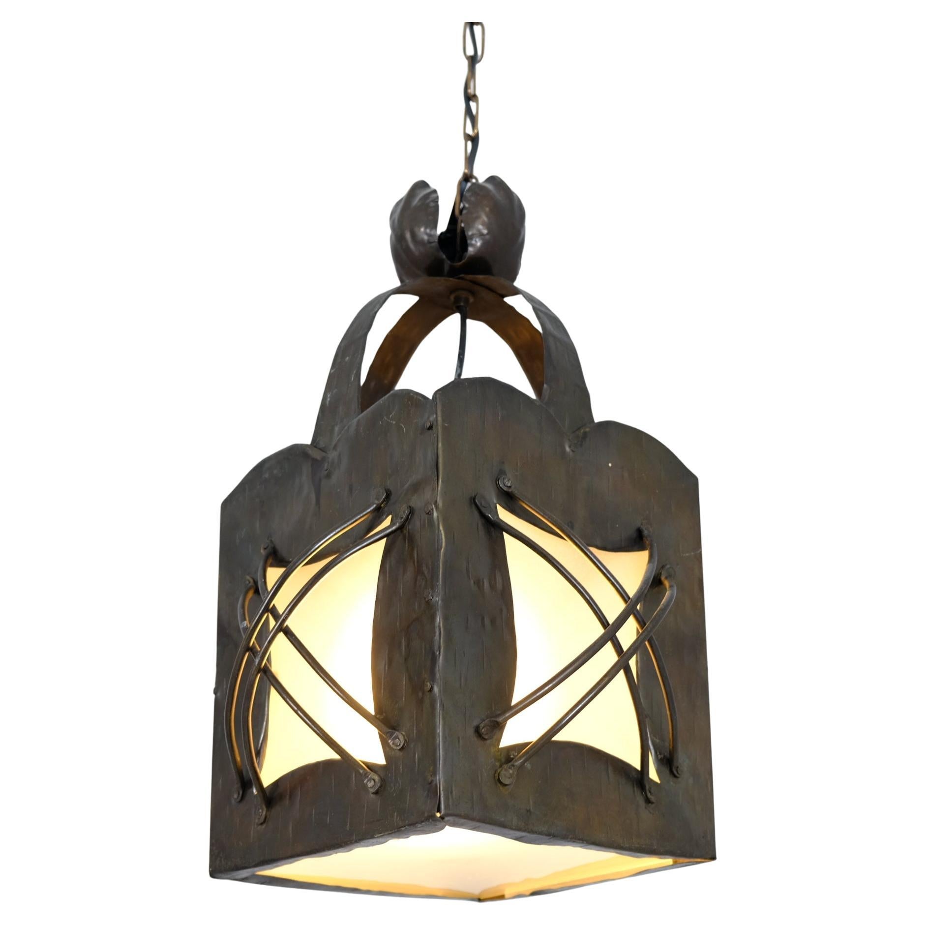 Ciondolo in lamiera martellata e vetro smerigliato Arts 
Crafts, Finlandia, anni 
20