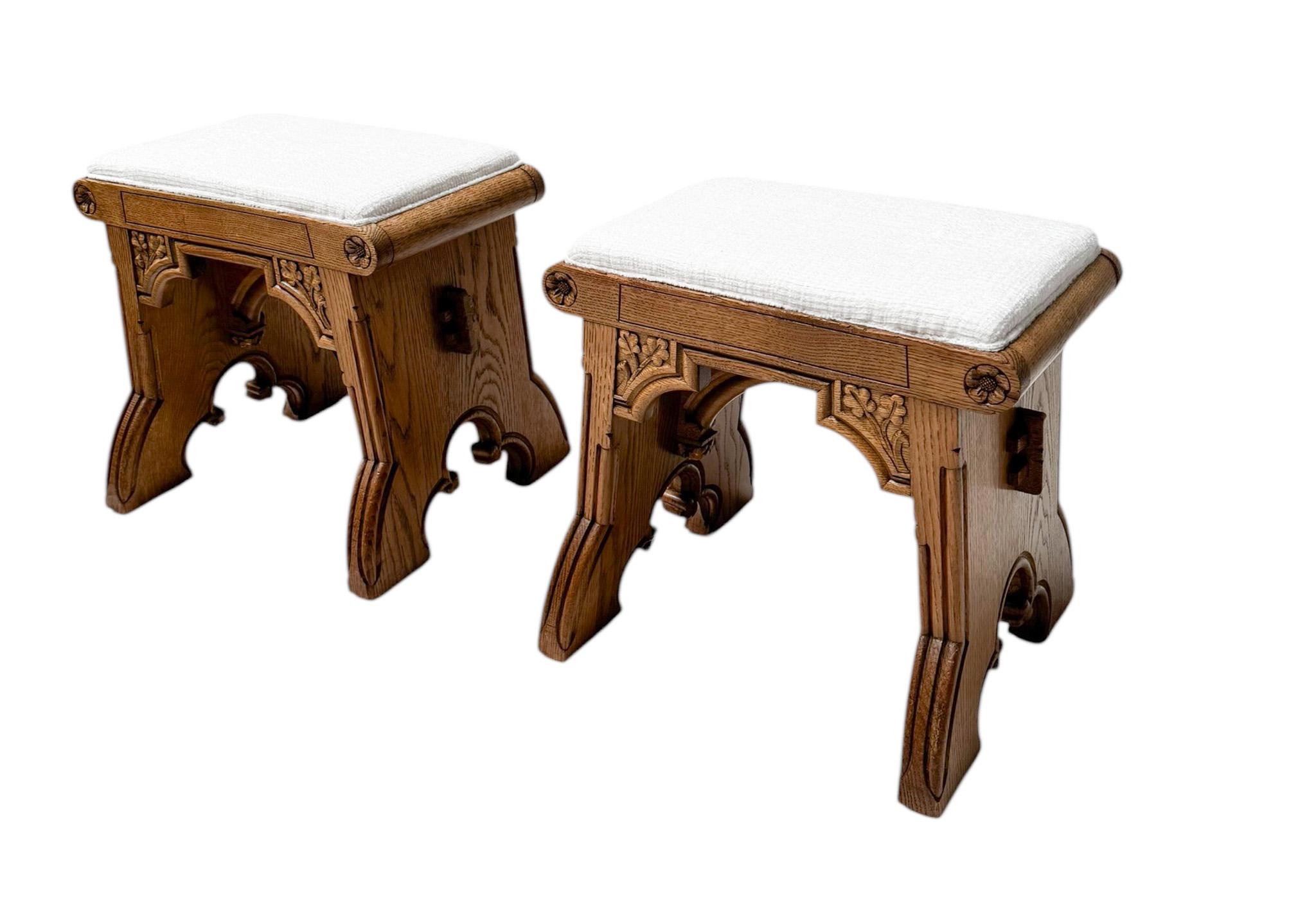 Impresionante y elegante par de taburetes Arts & Crafts.
Llamativo diseño holandés de los años 1900.
Armazones originales de roble macizo tallados a mano con tapas de boucle de alta calidad retapizadas.
Este maravilloso par de taburetes Arts &