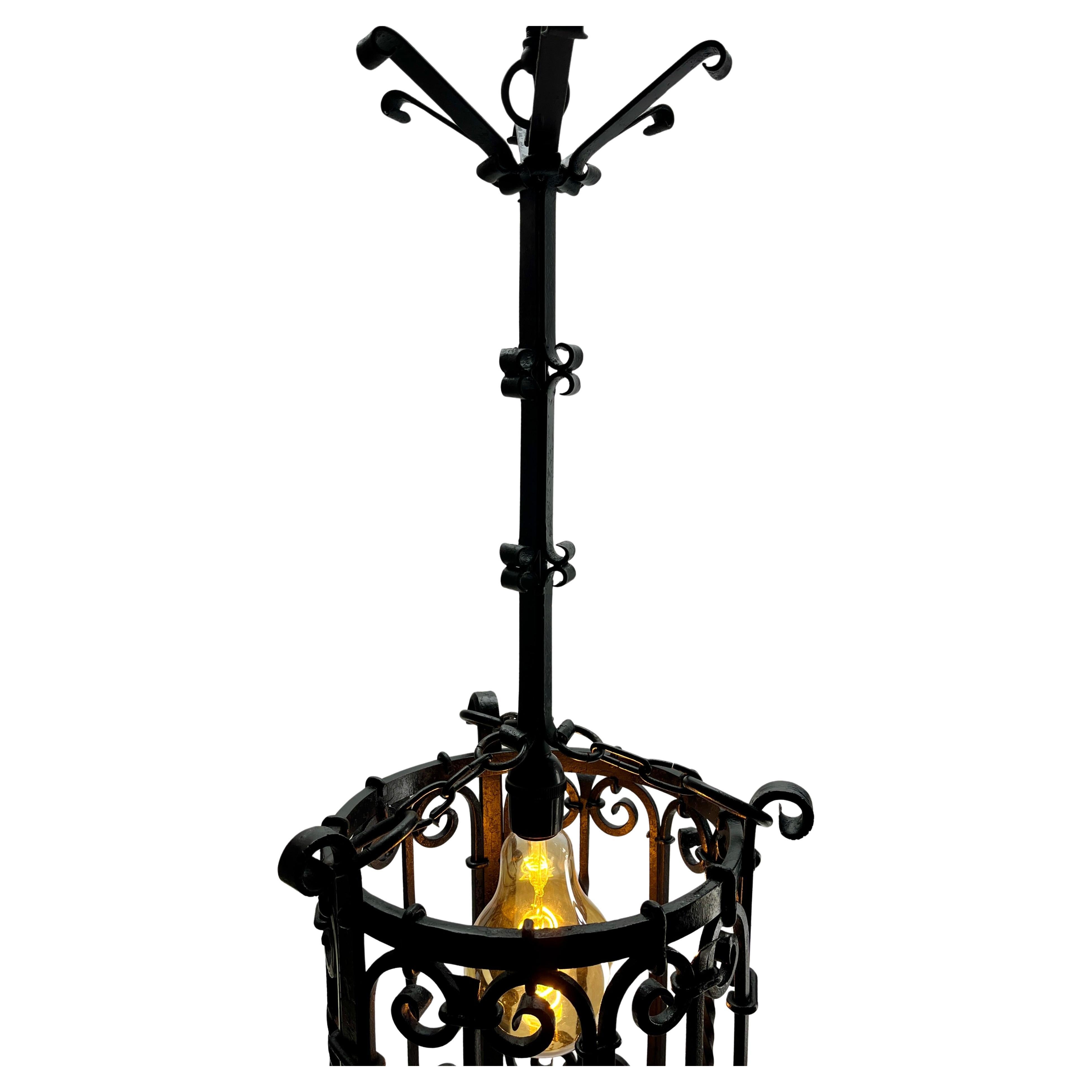Dimentica la lampada a sospensione.
Materiali:  Stecche di ferro curvo verniciato nero, pieghettate come una gabbia.
Catena e tettuccio in metallo. Presa E27.
Patina originale su tutte le parti.

In buone condizioni e perfettamente funzionante. 
E