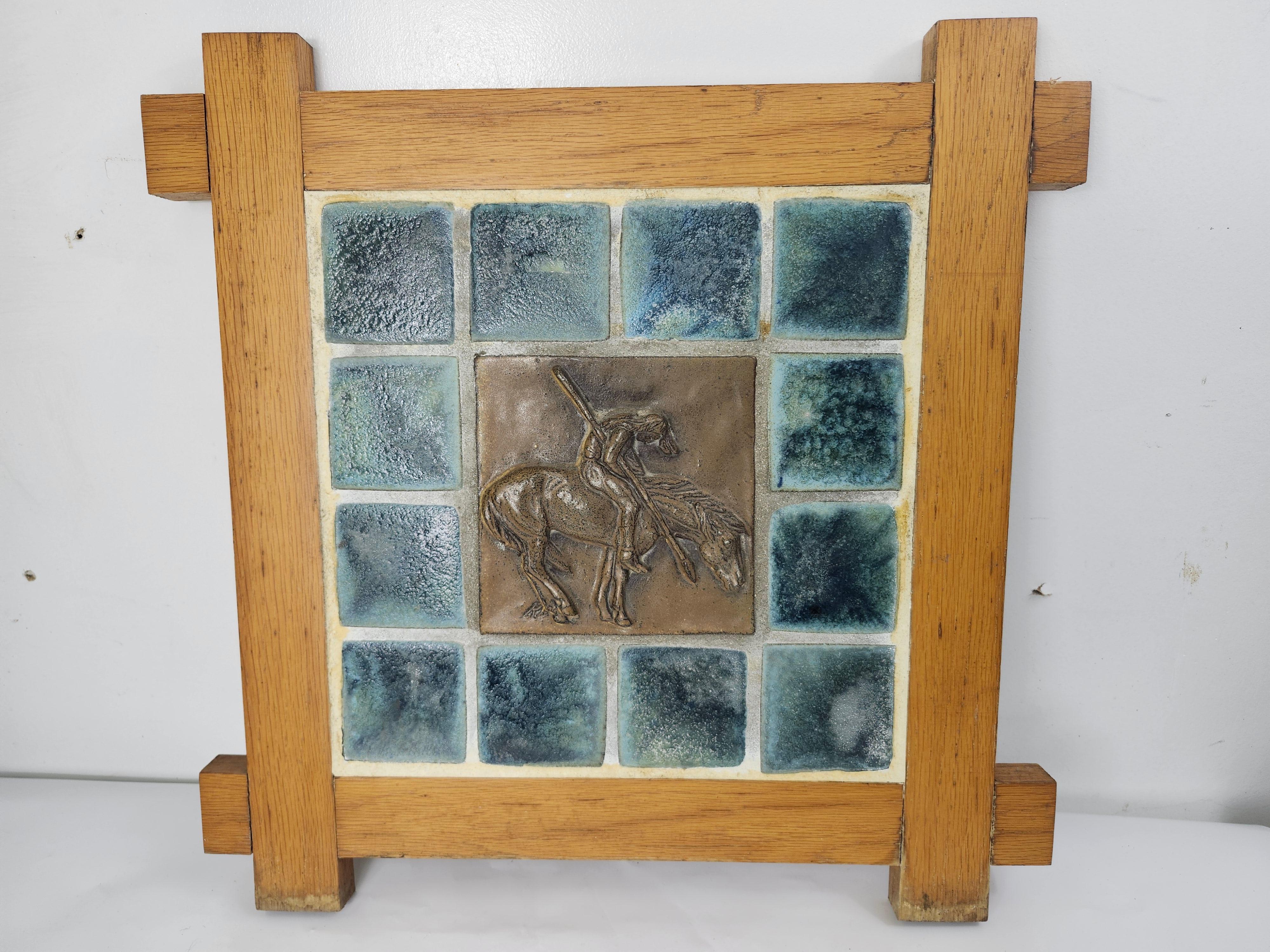 Arts & Craft Hand Ciled Plaque mit einem Rahmen aus Eiche 1970 (Ton) im Angebot