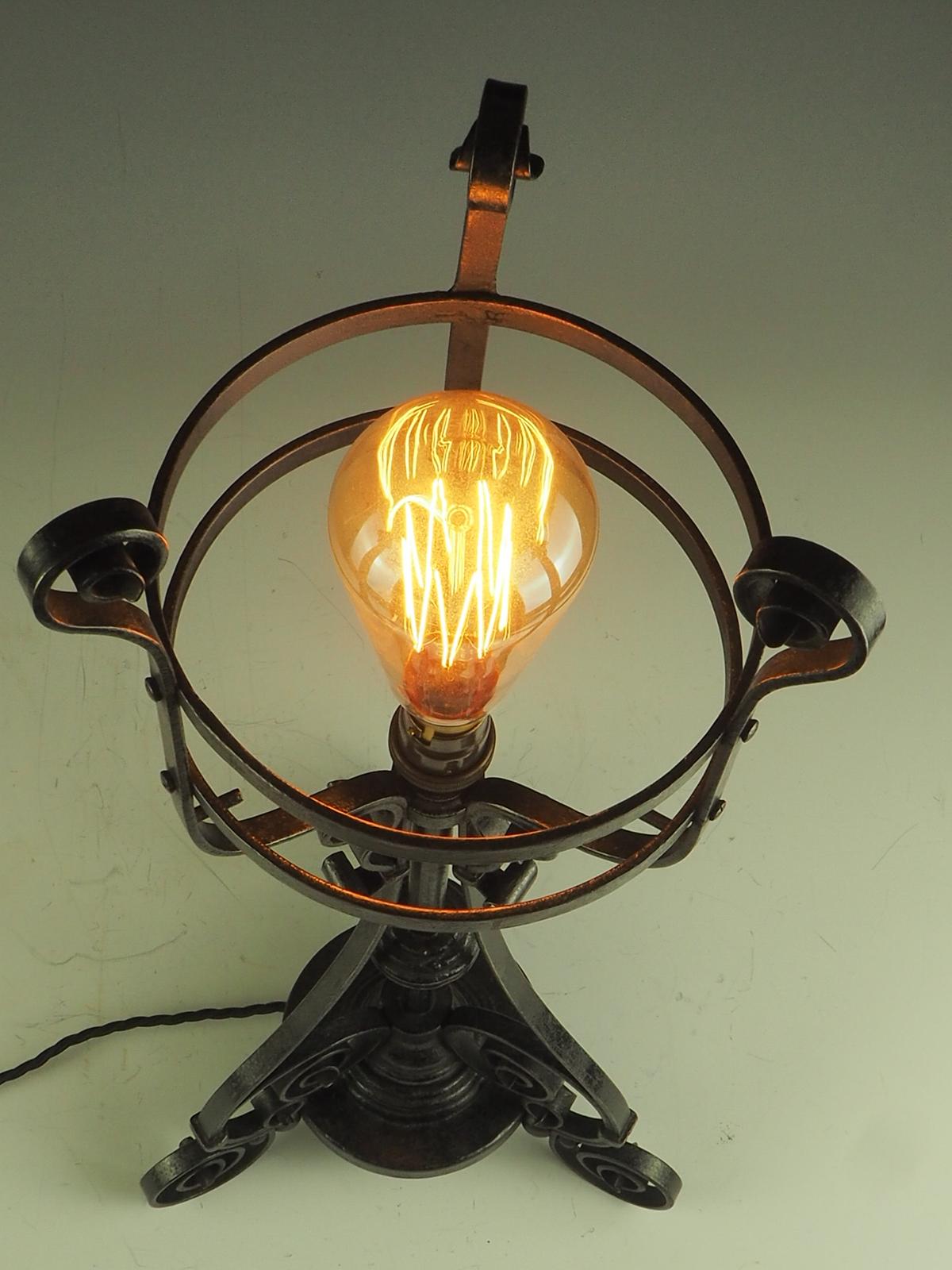 Lampe de bureau Arts & Crafts en fer forgé à la main en vente 5