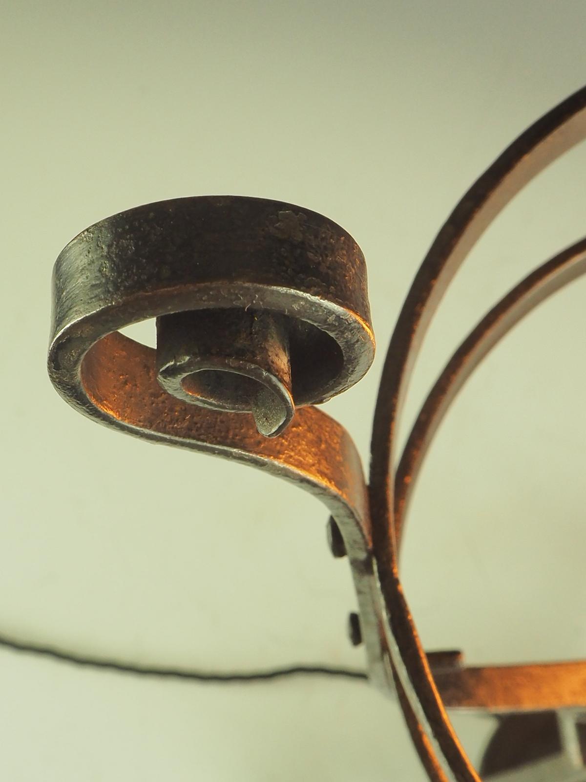 Lampe de bureau Arts & Crafts en fer forgé à la main en vente 6