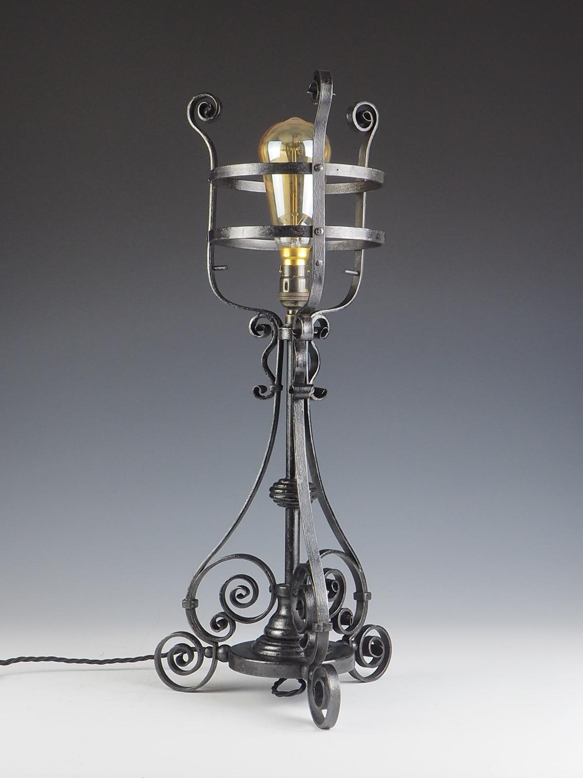 Lampe de table en fer forgé Arts & Crafts

Magnifique lampe de maison de campagne forgée à la main avec des détails de volutes ornées et une lumière étonnante derrière un cadre en fer forgé fermé.

Très bien réalisée, chaque volute s'élargit jusqu'à