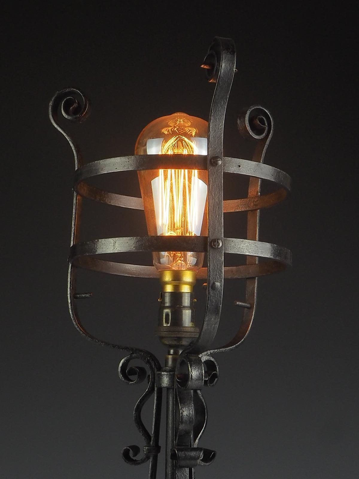 Lampe de bureau Arts & Crafts en fer forgé à la main en vente 1