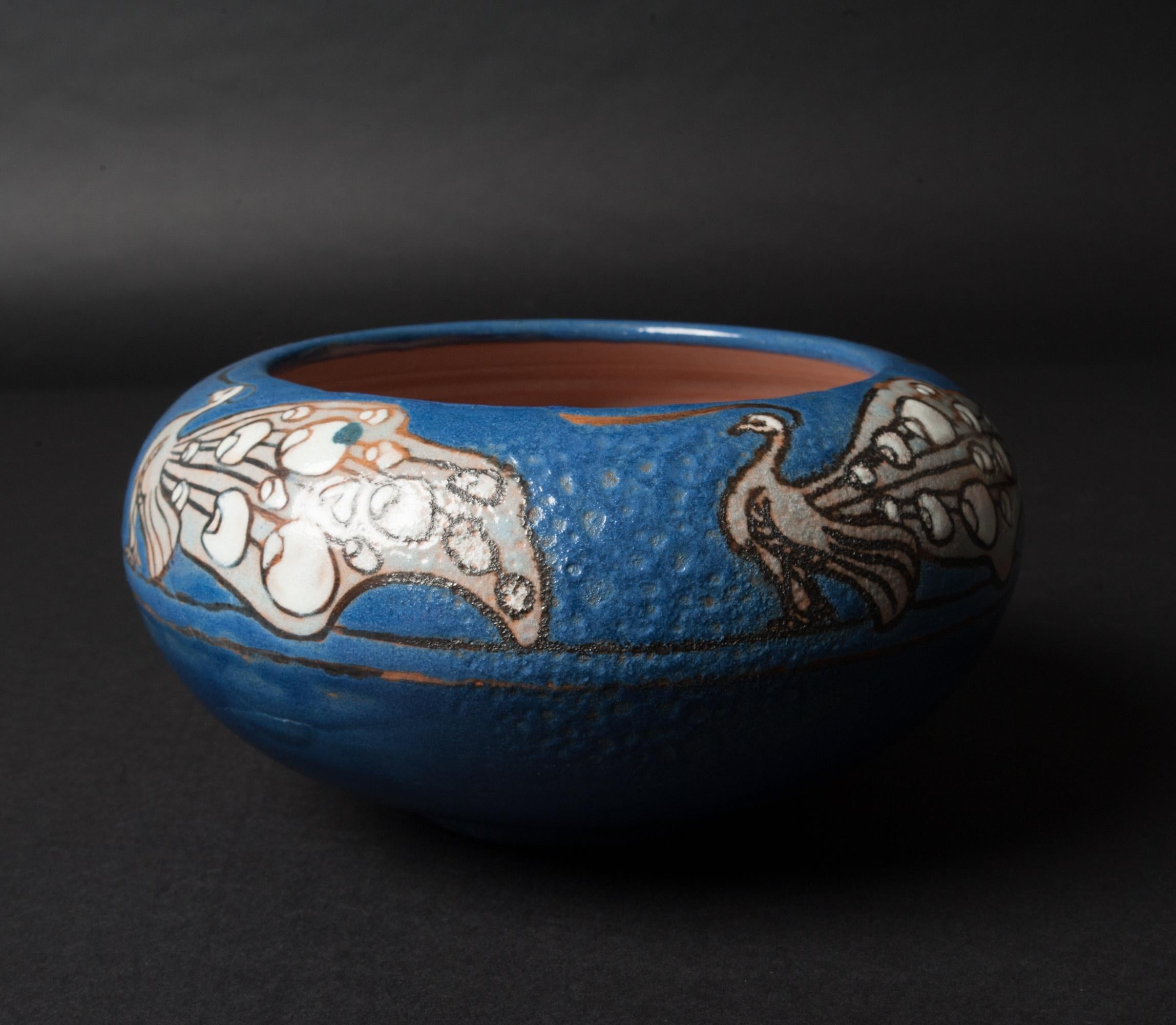 Smaltato Ciotola con pavone di Frederick Rhead, realizzata a mano in stile Arts & Crafts in vendita
