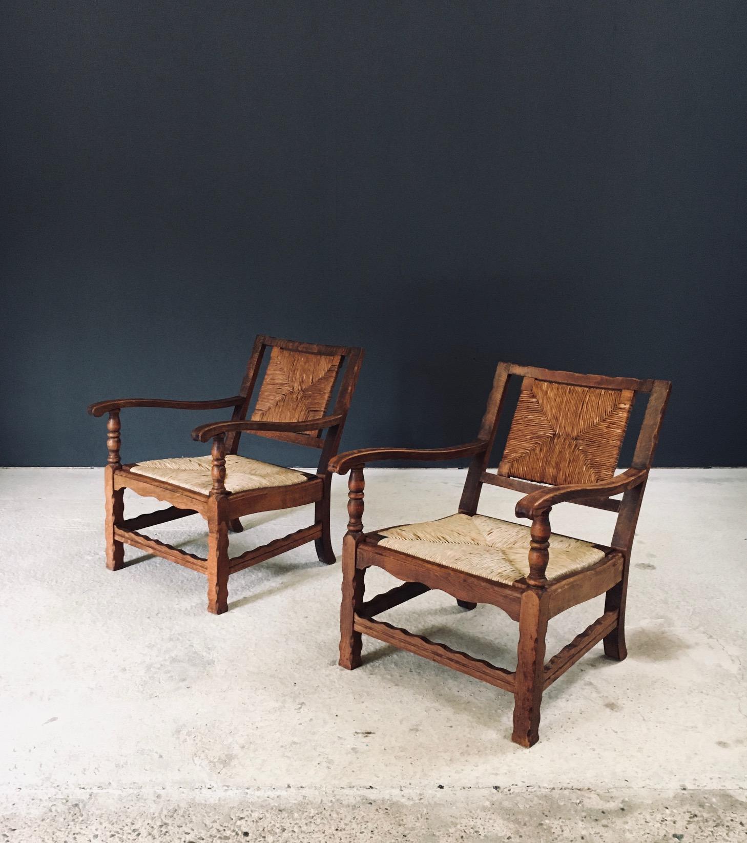 Vintage Early 20th Century Arts & Crafts Style Design Handcrafted Oak & Rush Low Lounge Armchair set of 2. Made in Belgium, 1920's period. Gestell aus Eichenholz mit Sitz und Rückenlehne aus Binsengeflecht. Das Gestell aus Eichenholz hat