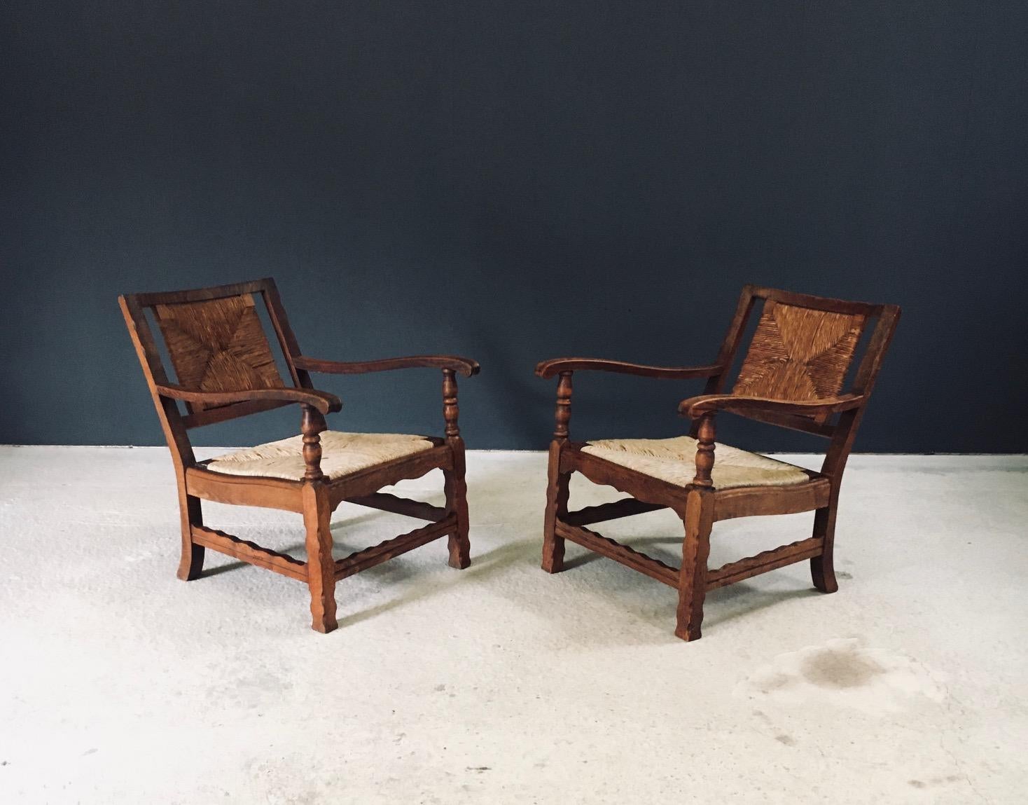 Arts & Crafts Handgefertigte niedrige Sessel, Belgien 1920er Jahre / 2 (Belgisch) im Angebot