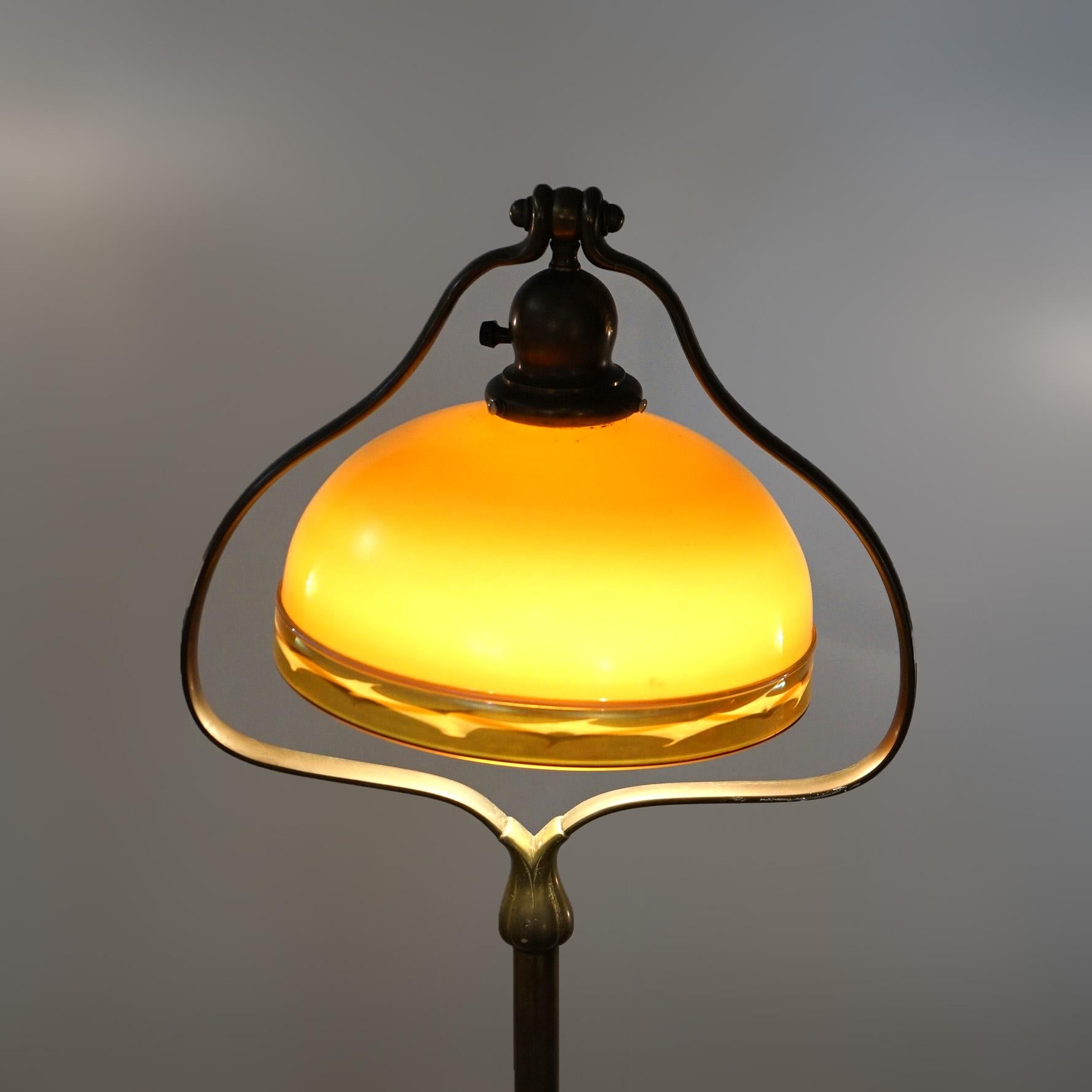 Antike Arts & Crafts Handel Messing Herzform Stehlampe mit Steuben dekoriert Glasschirm, c1910

Maße: 57,75''H x 13,25''B x 13,25''T