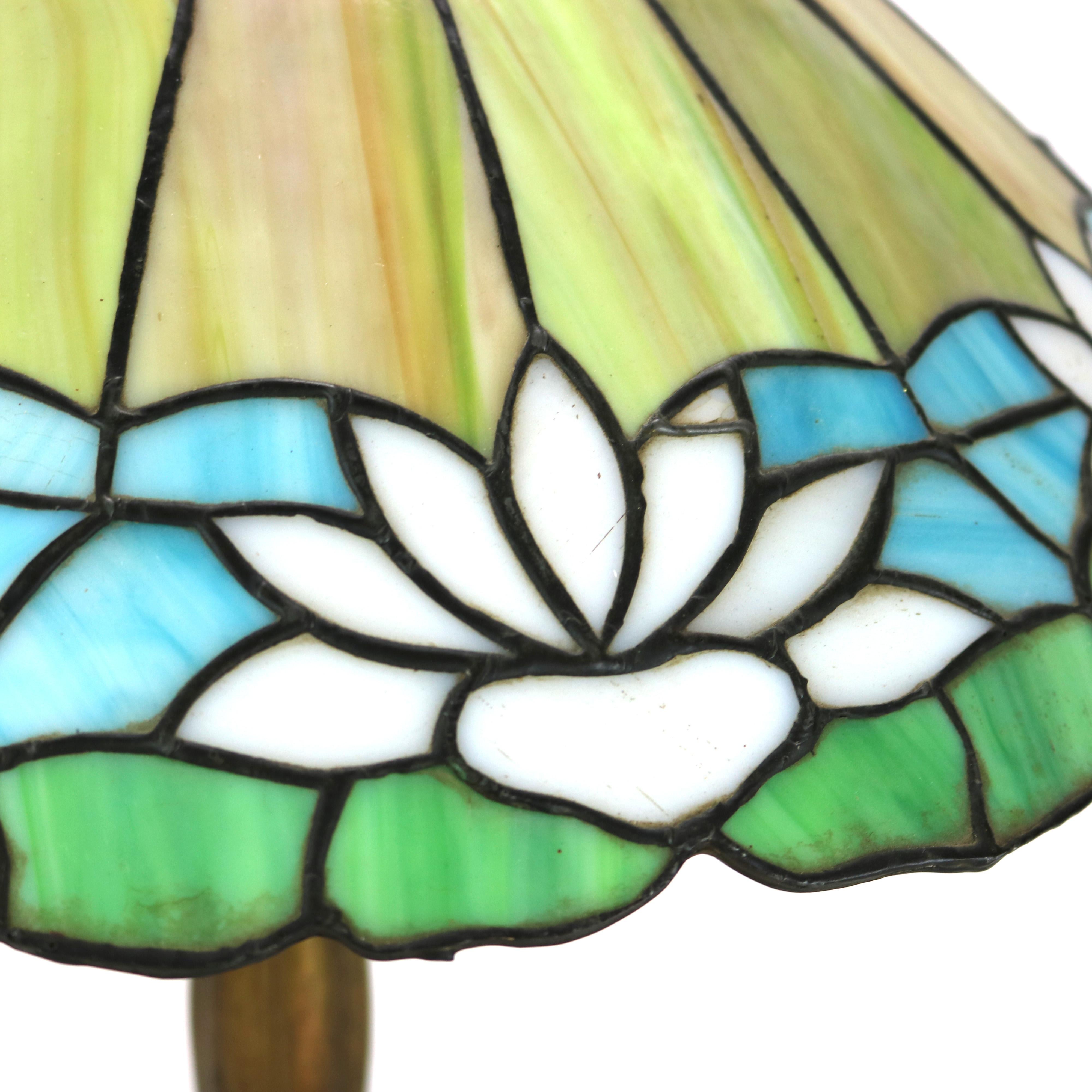 Arts & Craft Handel Schule Bleiglas Seerose Tischlampe c1920 (20. Jahrhundert) im Angebot