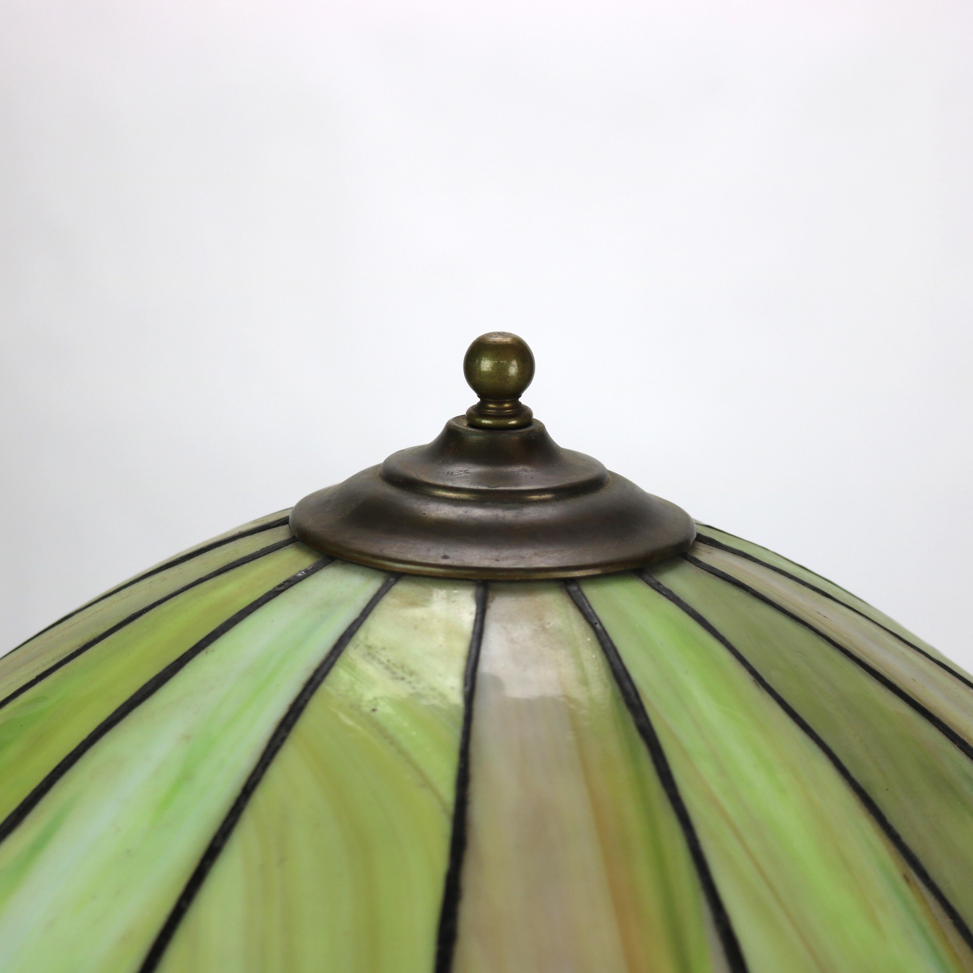 Arts & Craft Handel Schule Bleiglas Seerose Tischlampe c1920 (Buntglas) im Angebot