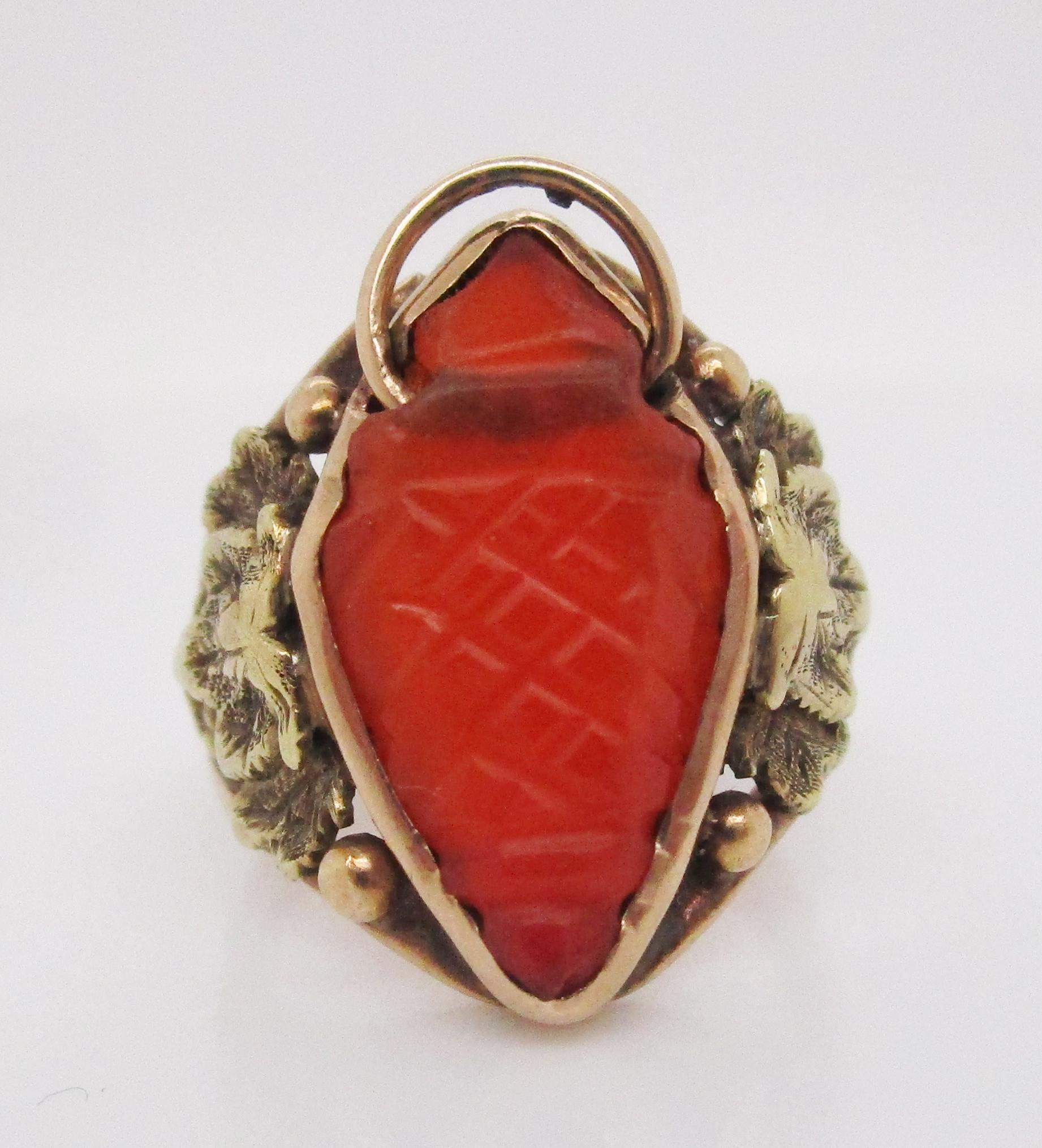 Arts & Crafts Handgefertigter Karneol-Ring aus 14 Karat Gelbgold mit Traubenblattmotiv (Arts and Crafts) im Angebot