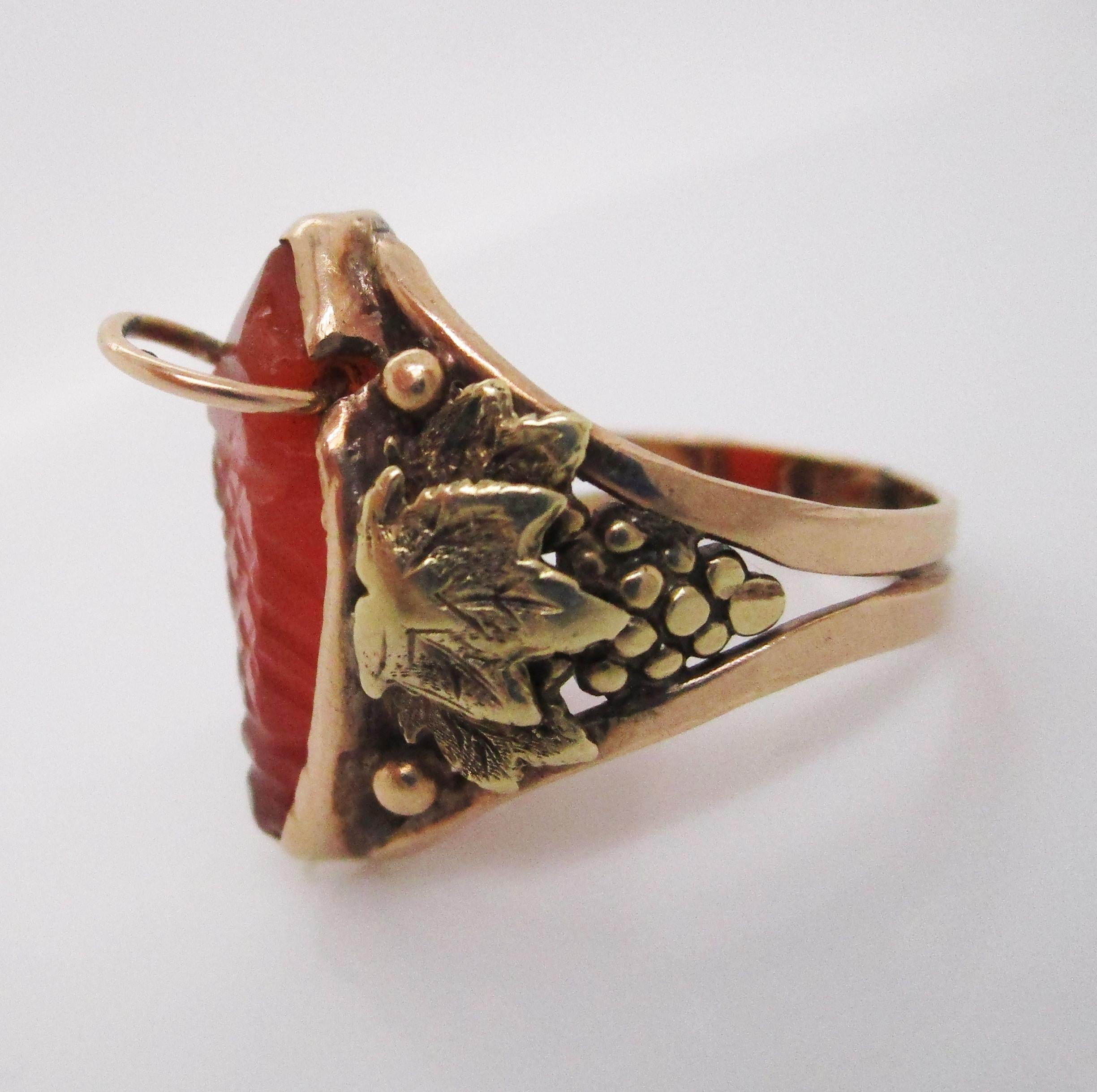 Arts & Crafts Handgefertigter Karneol-Ring aus 14 Karat Gelbgold mit Traubenblattmotiv (Ungeschliffen) im Angebot