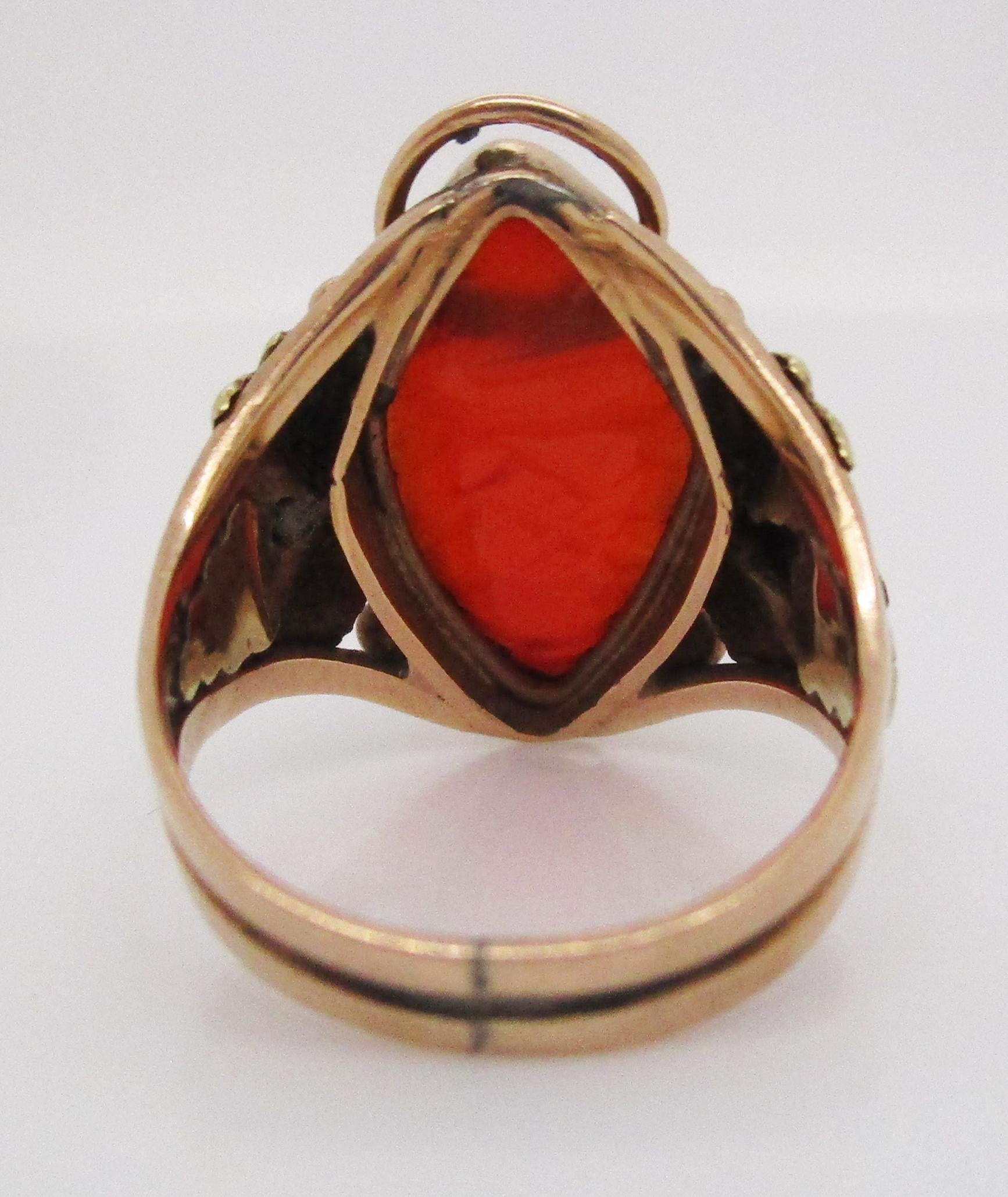 Arts & Crafts Handgefertigter Karneol-Ring aus 14 Karat Gelbgold mit Traubenblattmotiv im Angebot 1