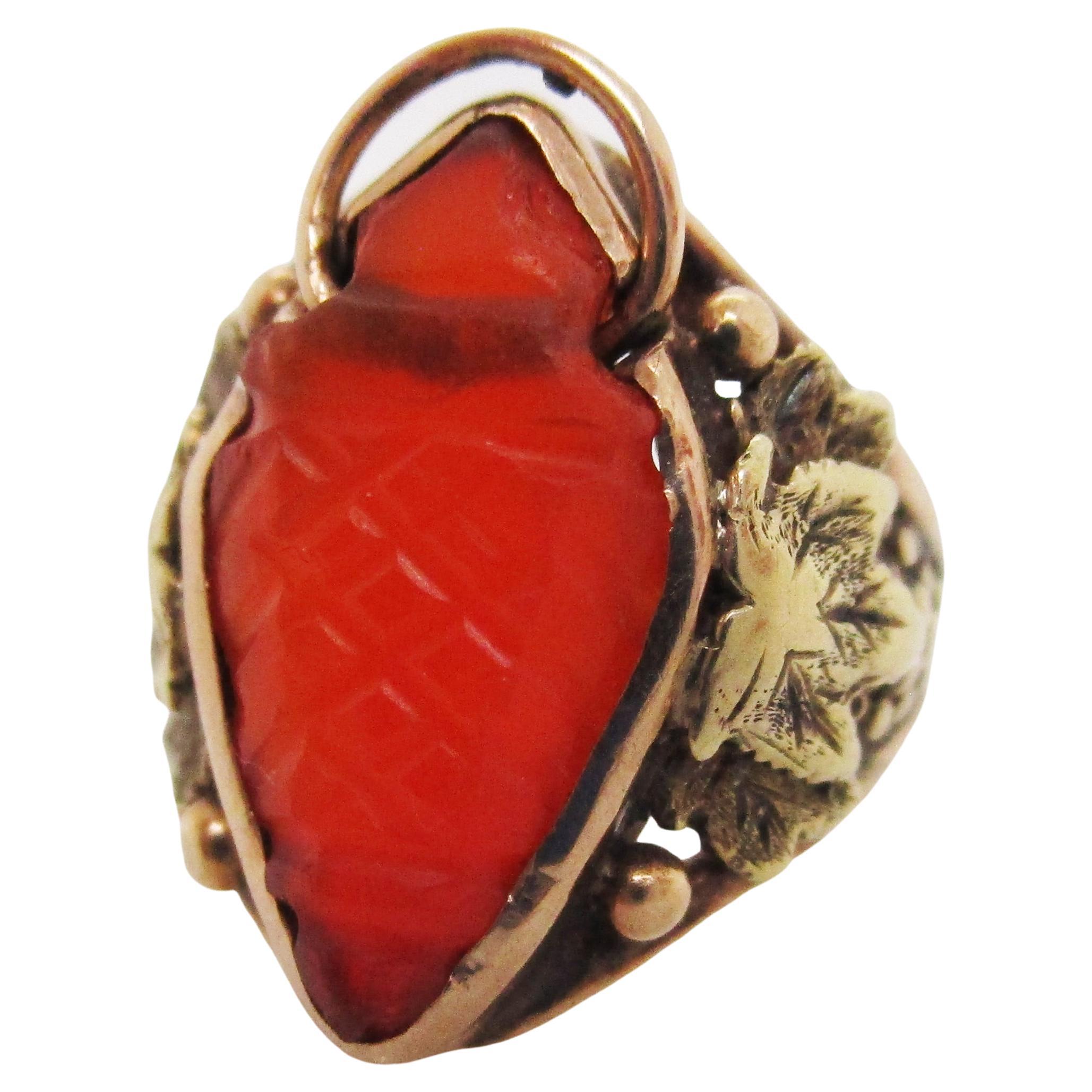 Arts & Crafts Handgefertigter Karneol-Ring aus 14 Karat Gelbgold mit Traubenblattmotiv im Angebot
