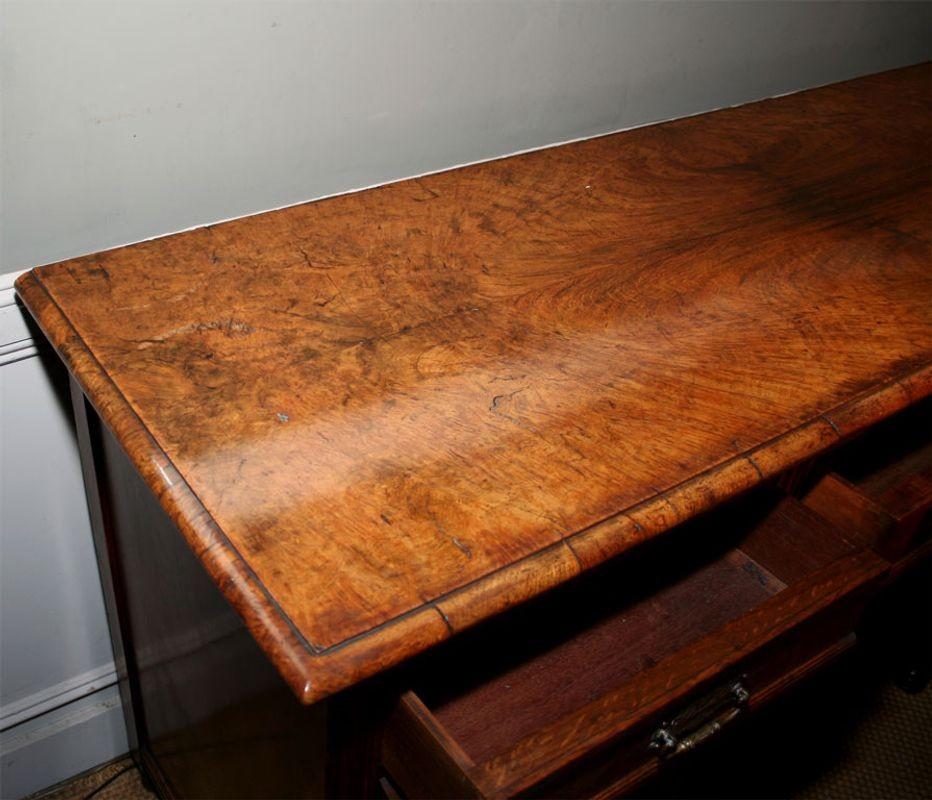 Credenza inglese in Oak Oak di alta qualità con figure di alta qualità in vendita 1