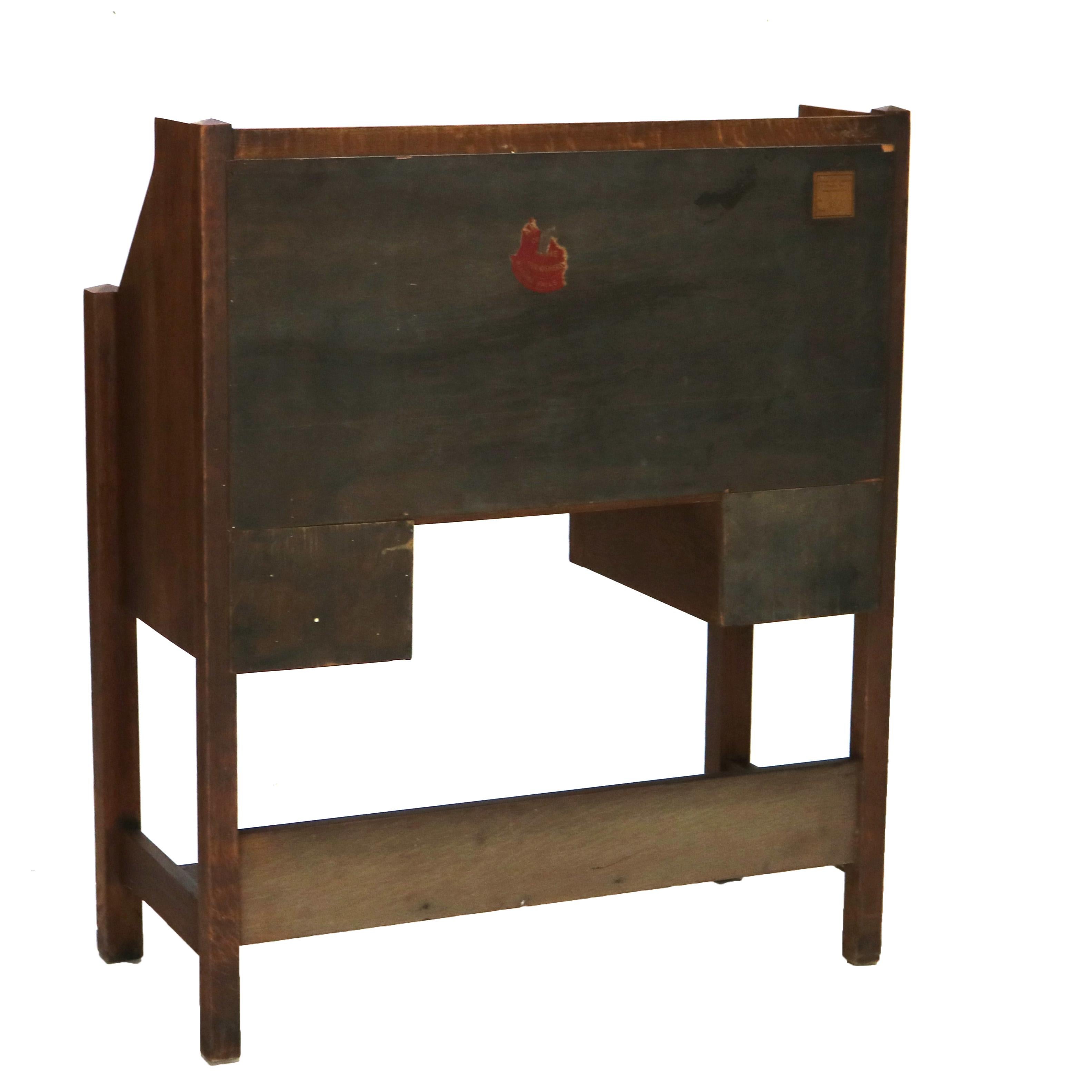 Artes y Oficios Honeoye Falls Furniture Co. Escritorio con frente abatible de roble C1920 en venta 5