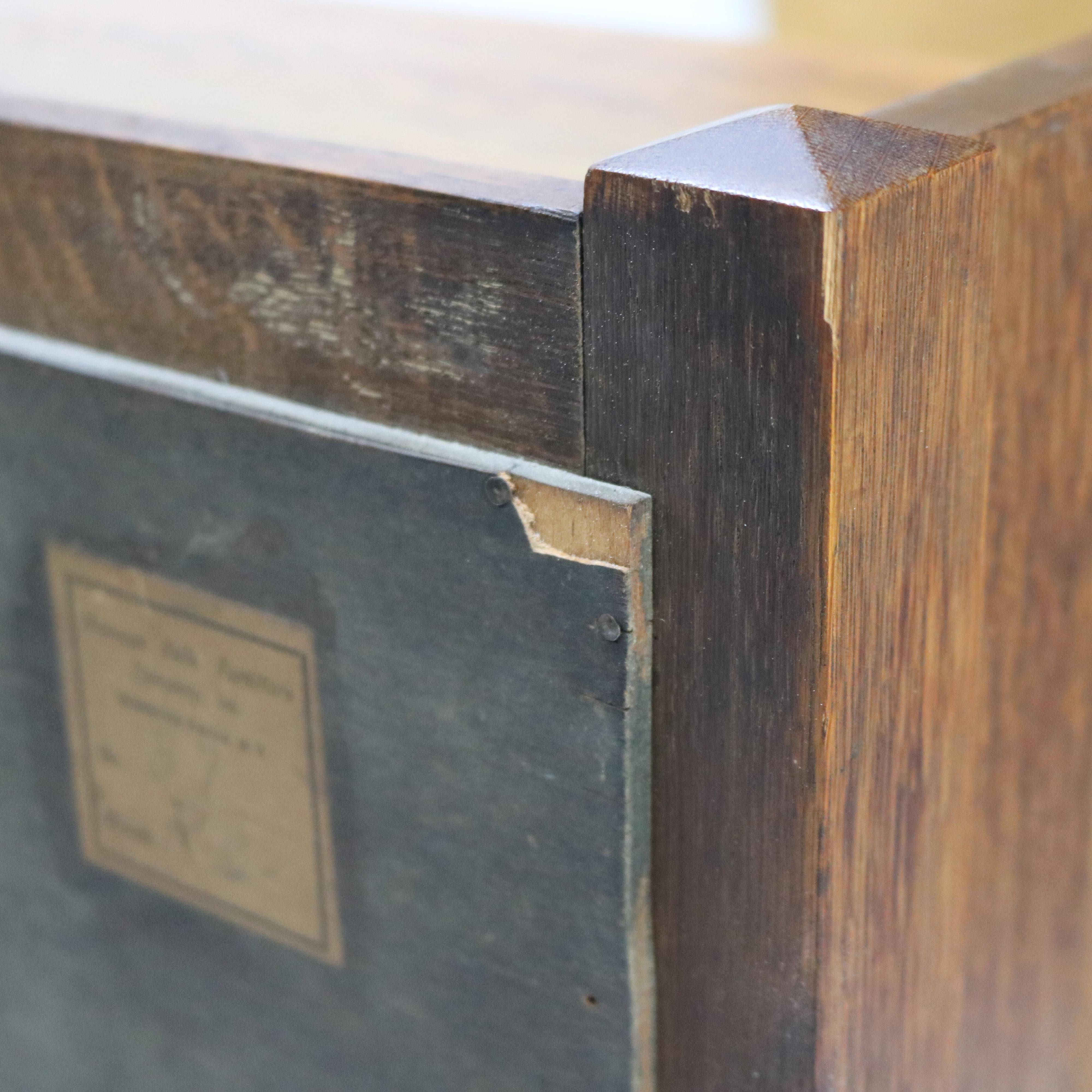 Artes y Oficios Honeoye Falls Furniture Co. Escritorio con frente abatible de roble C1920 en venta 9