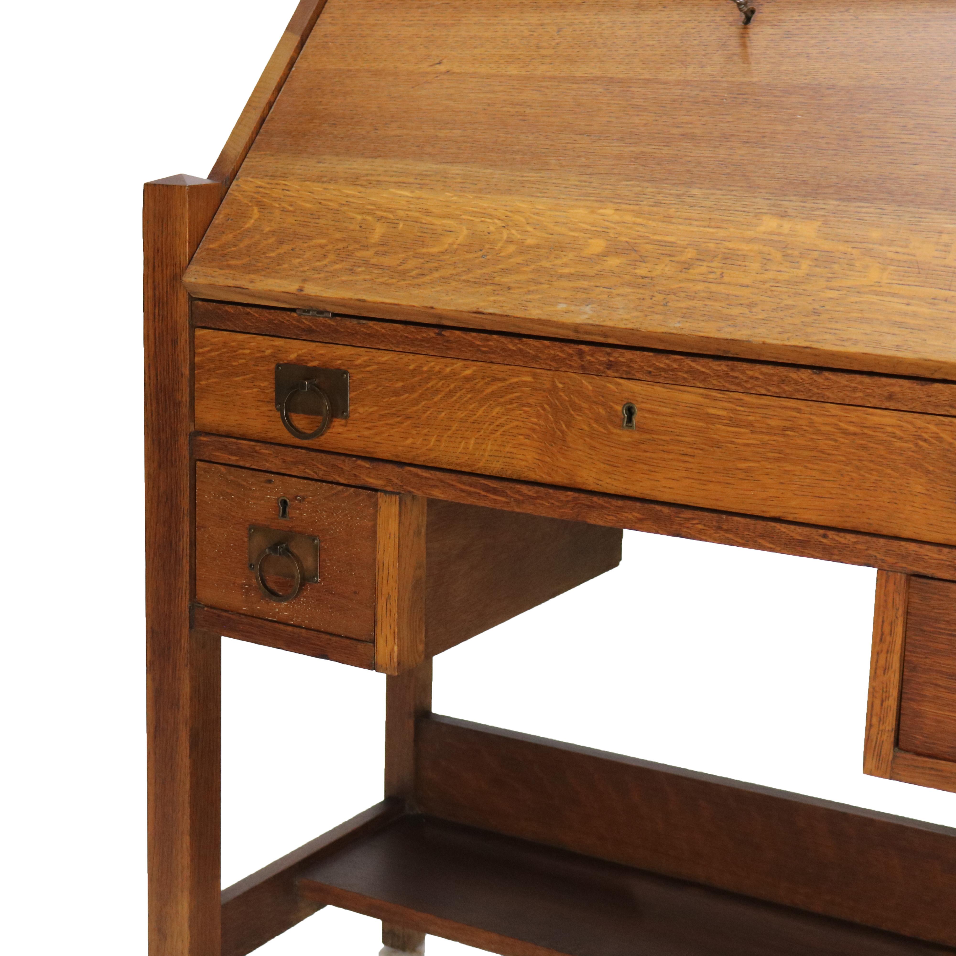 Artes y Oficios Honeoye Falls Furniture Co. Escritorio con frente abatible de roble C1920 siglo XX en venta