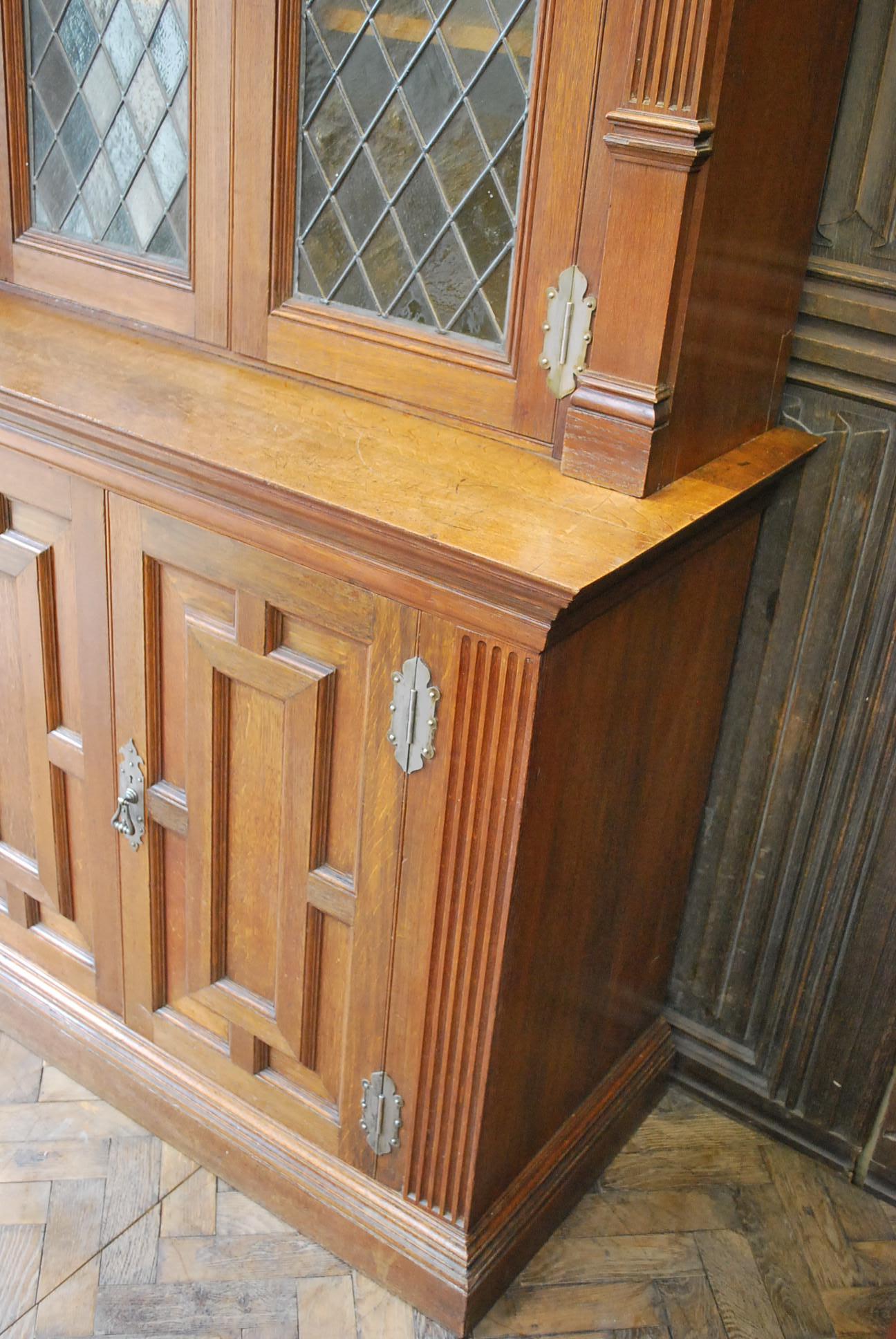 Arts & Crafts Howard & Sons Oak Bookcase In Good Condition For Sale In Cheltenham, GB