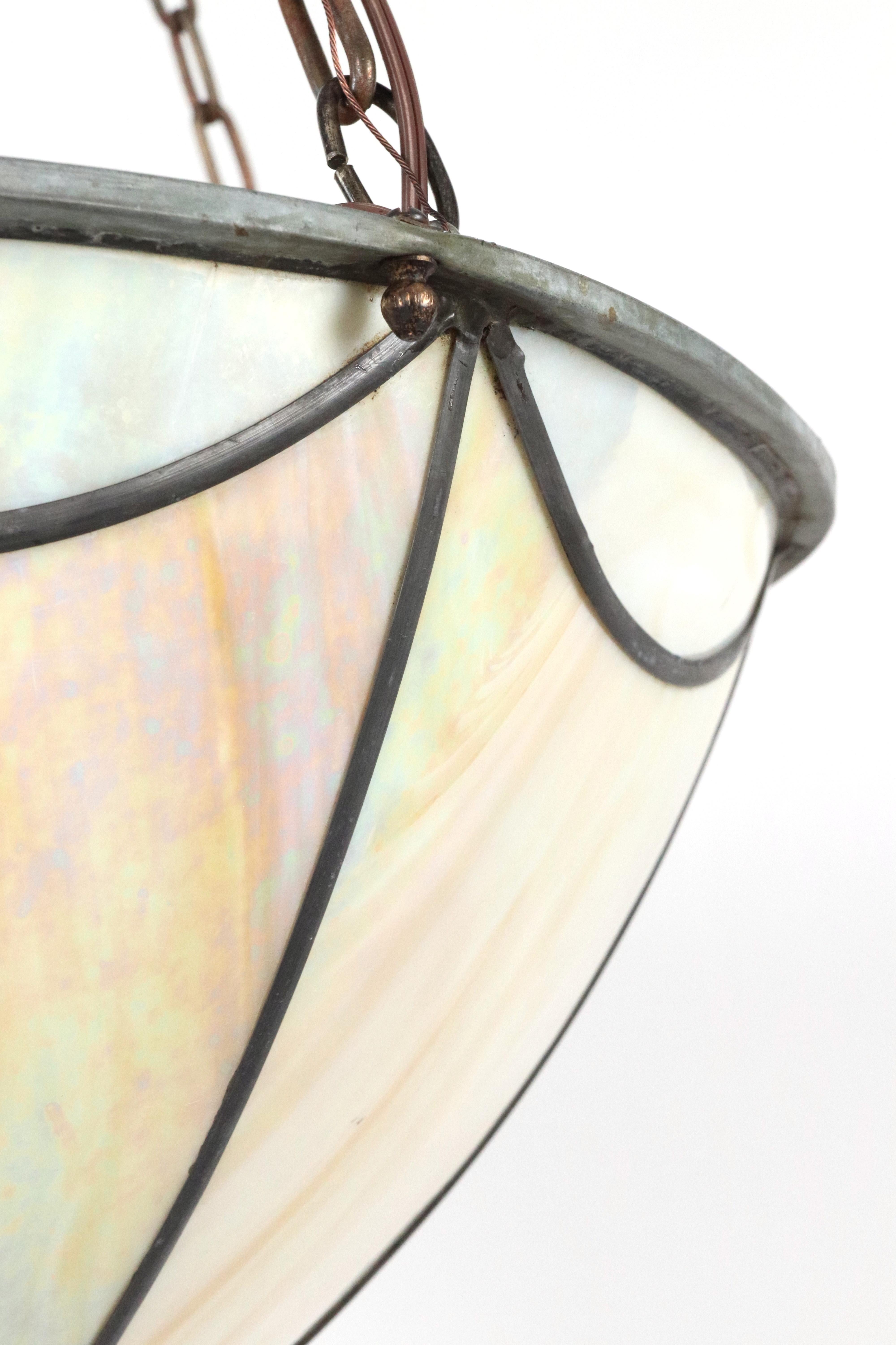 Lampe pendante en verre de scorie irisé Arts & Crafts en vente 6