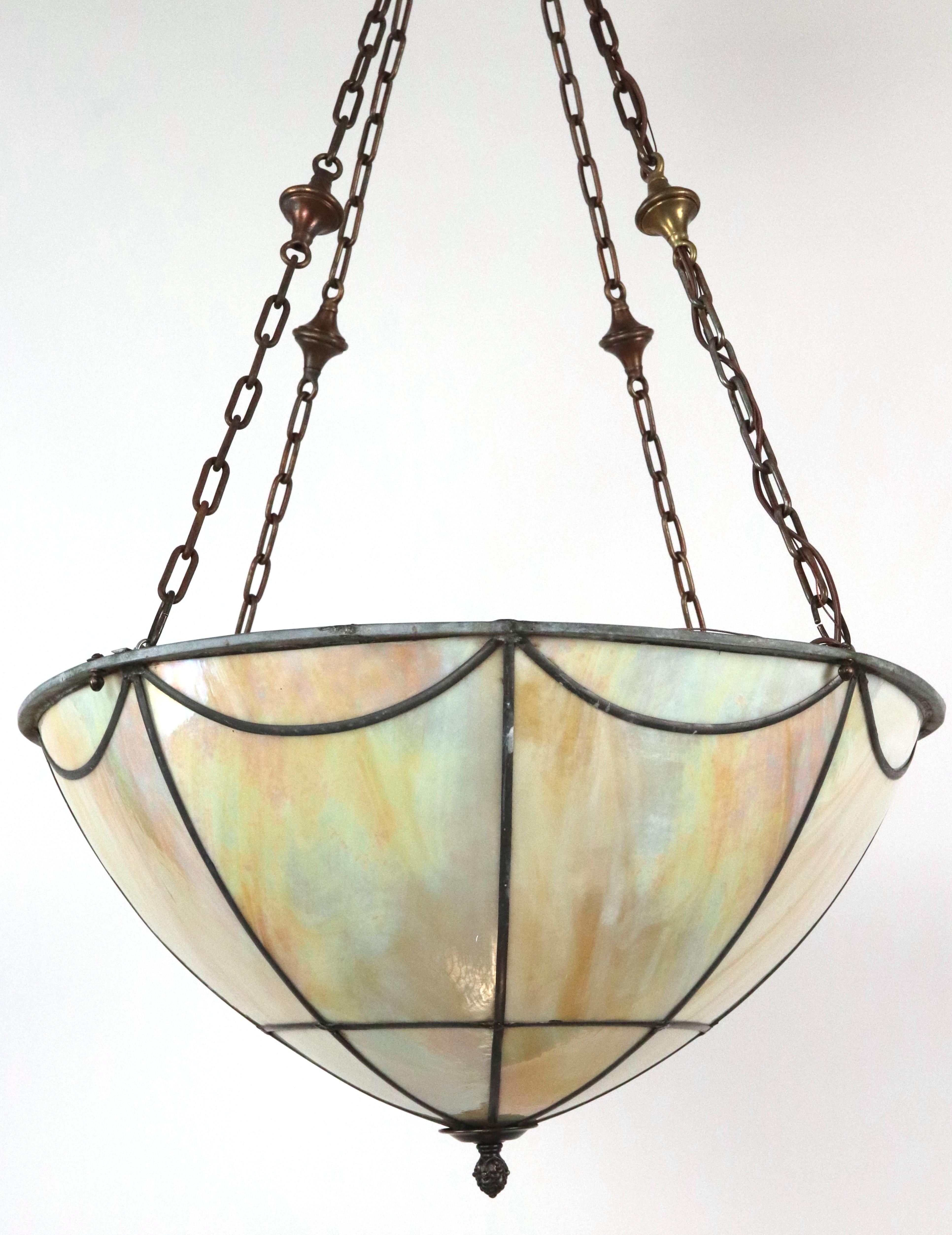 Arts and Crafts Lampe pendante en verre de scorie irisé Arts & Crafts en vente