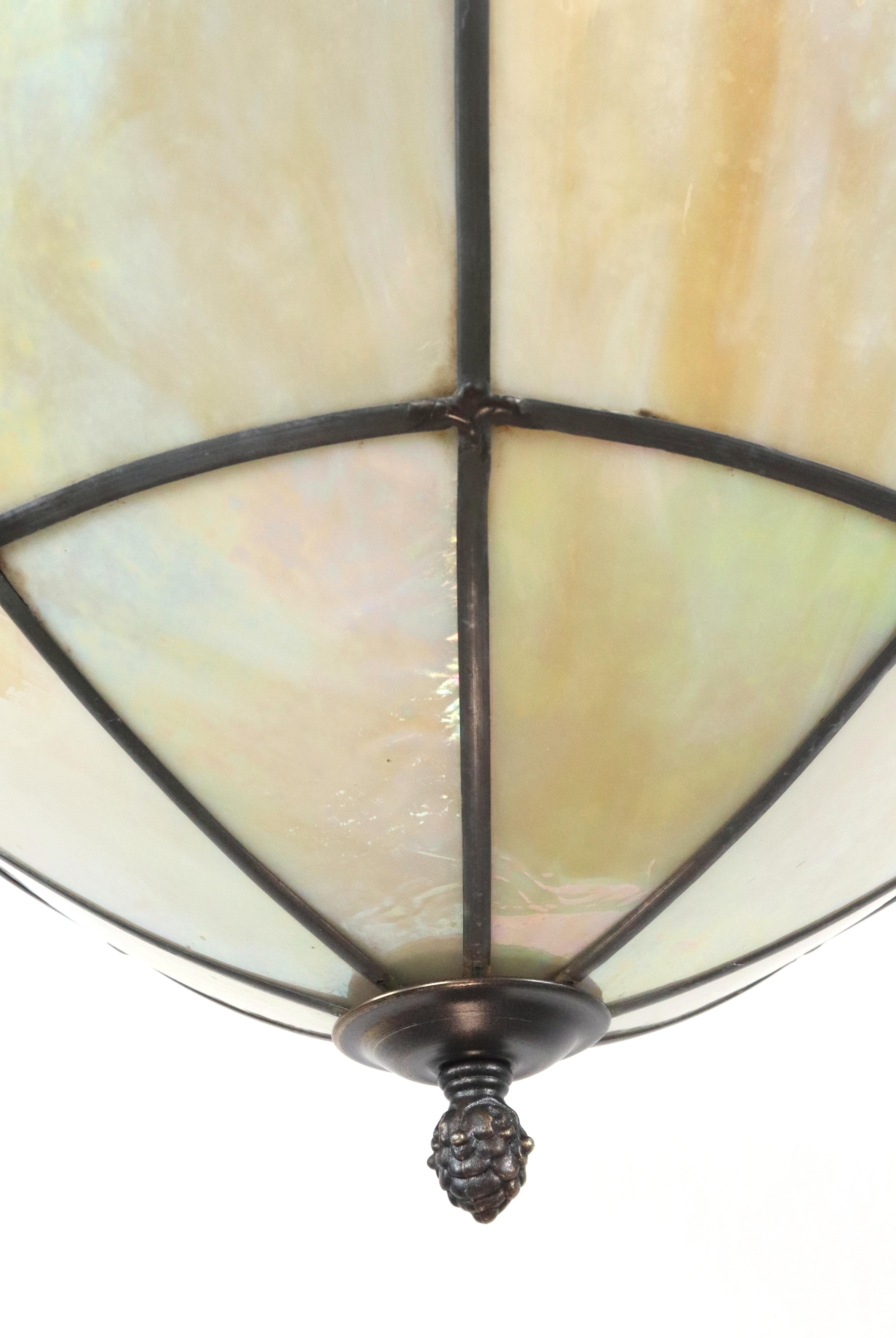 Américain Lampe pendante en verre de scorie irisé Arts & Crafts en vente