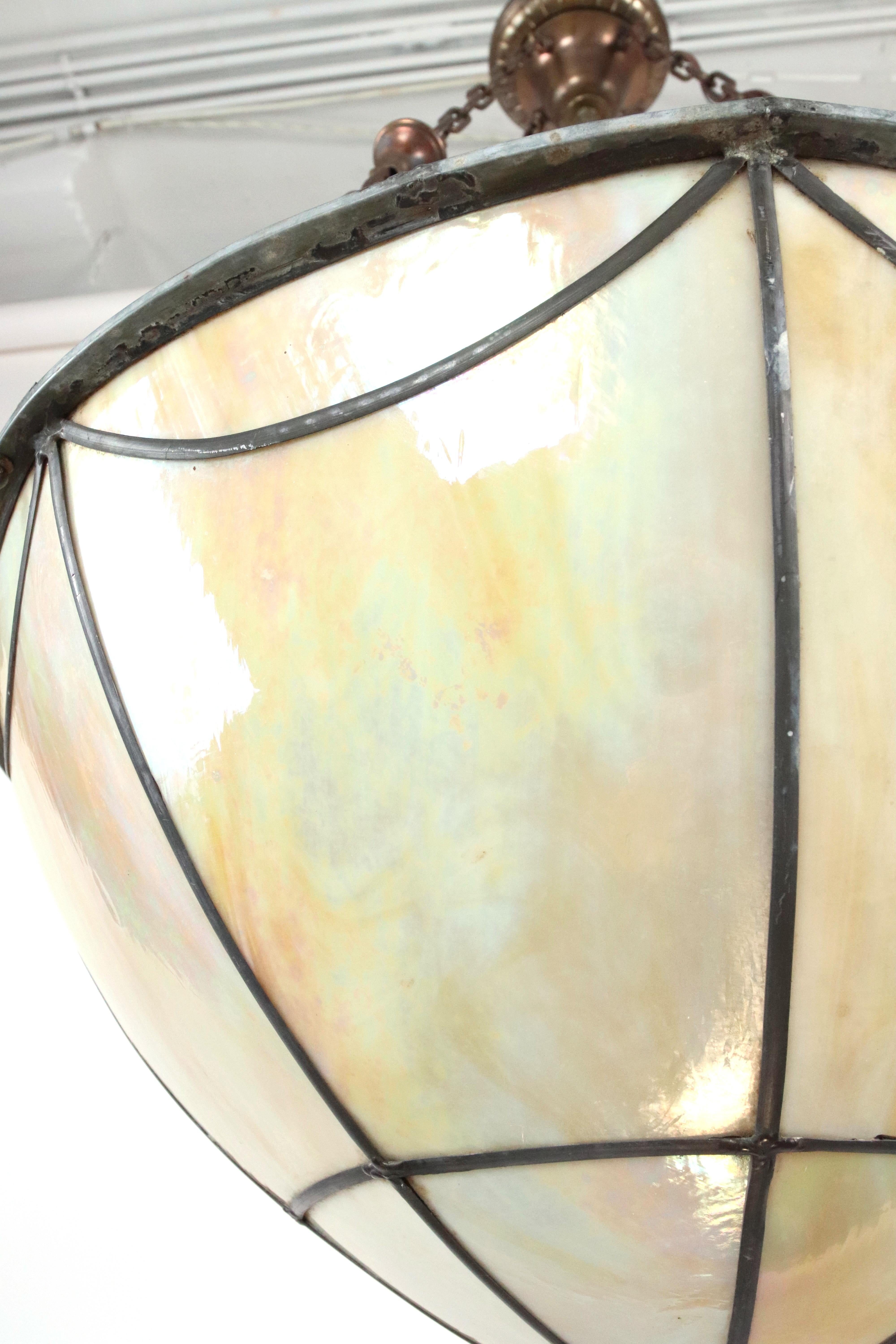Lampe pendante en verre de scorie irisé Arts & Crafts Bon état - En vente à New York, NY