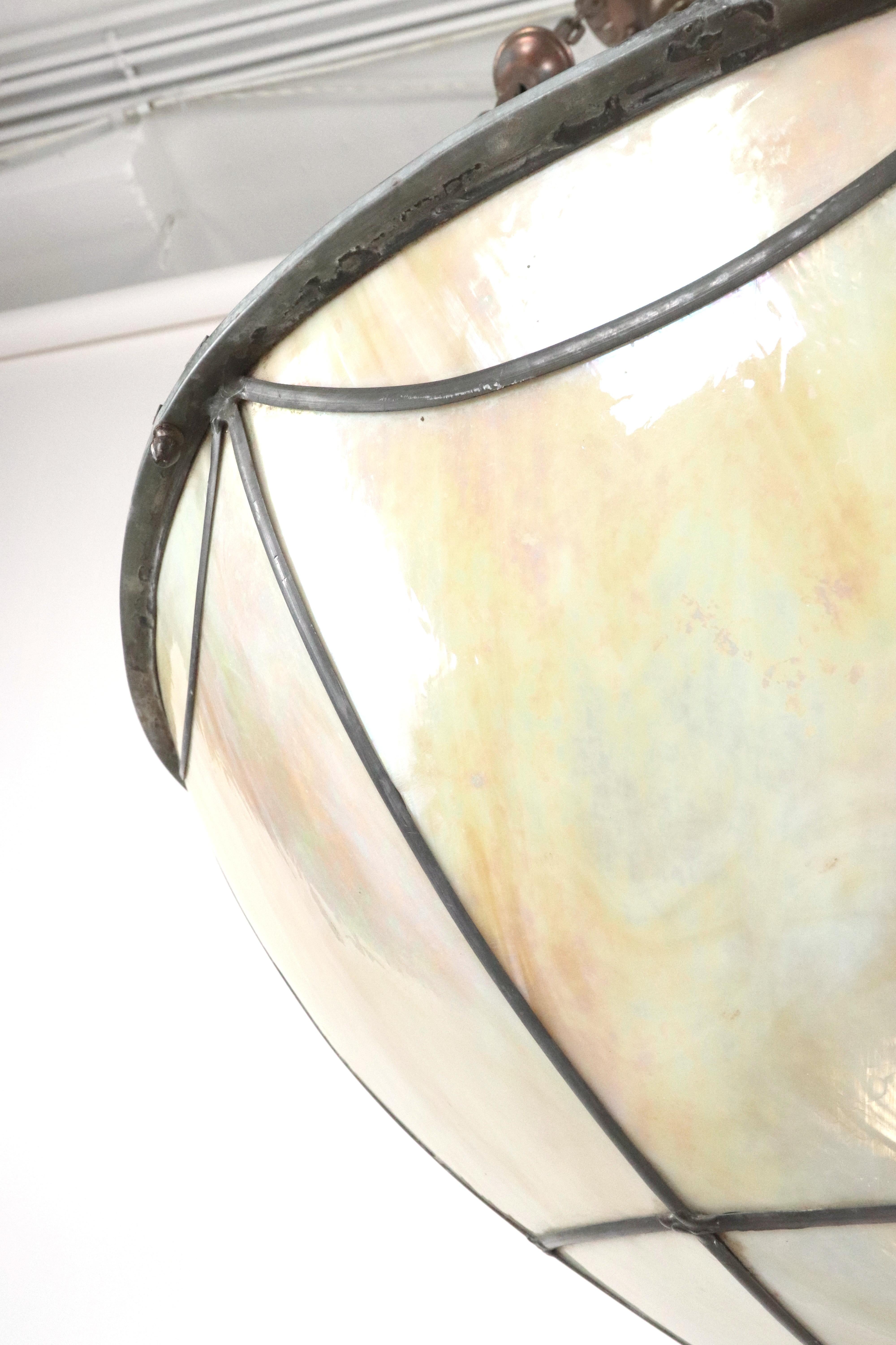 20ième siècle Lampe pendante en verre de scorie irisé Arts & Crafts en vente