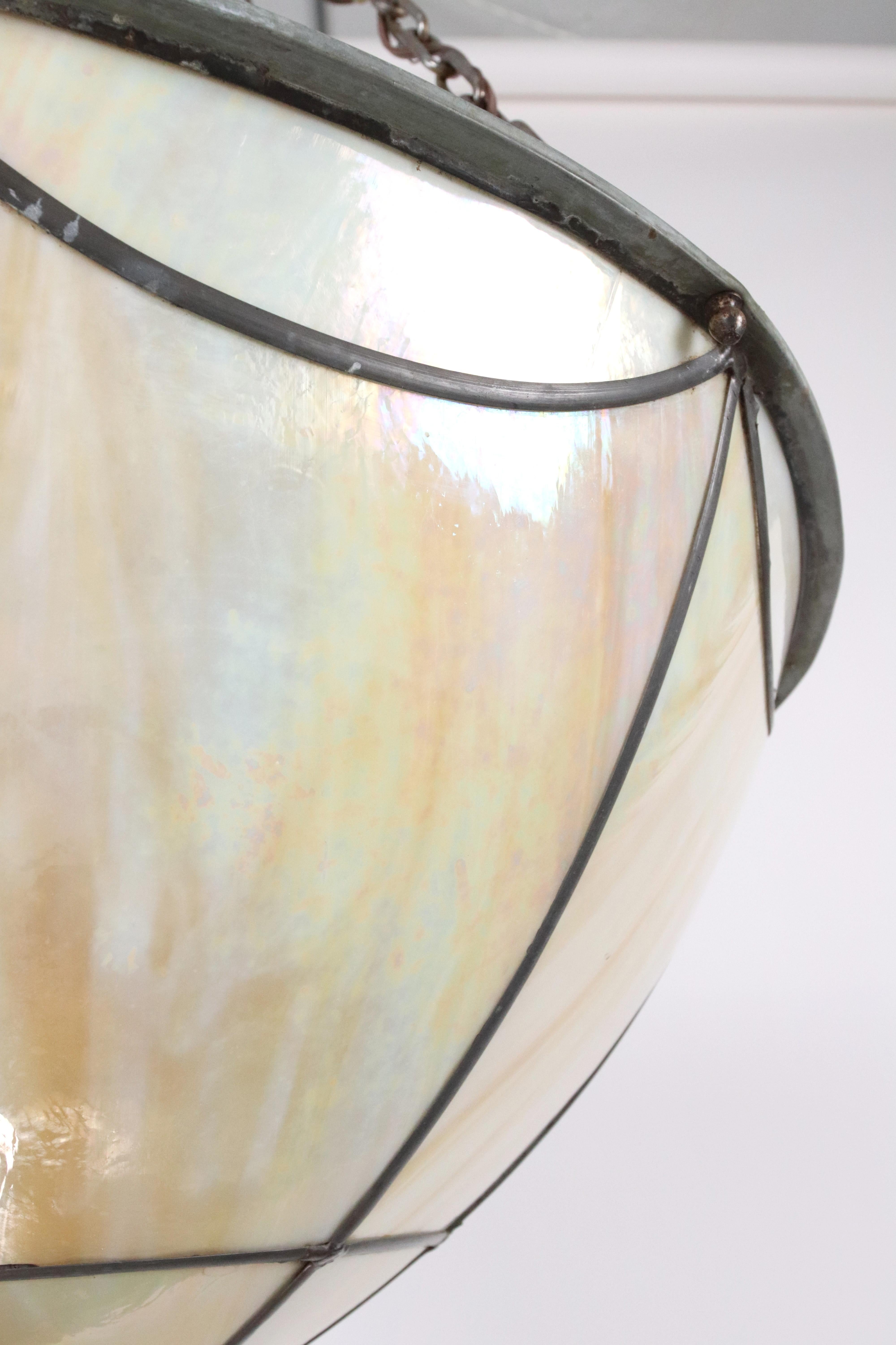 Laiton Lampe pendante en verre de scorie irisé Arts & Crafts en vente