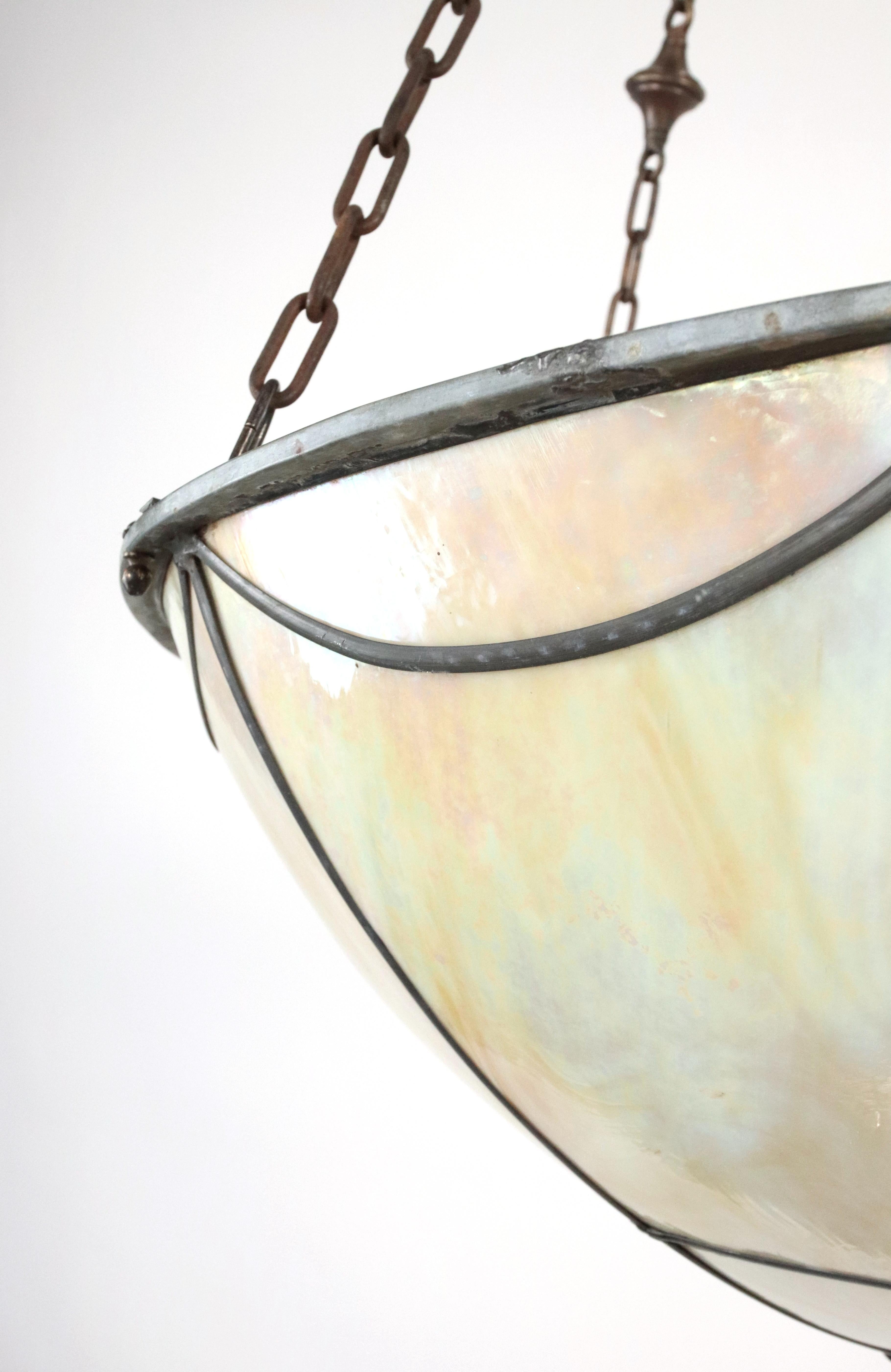 Lampe pendante en verre de scorie irisé Arts & Crafts en vente 1