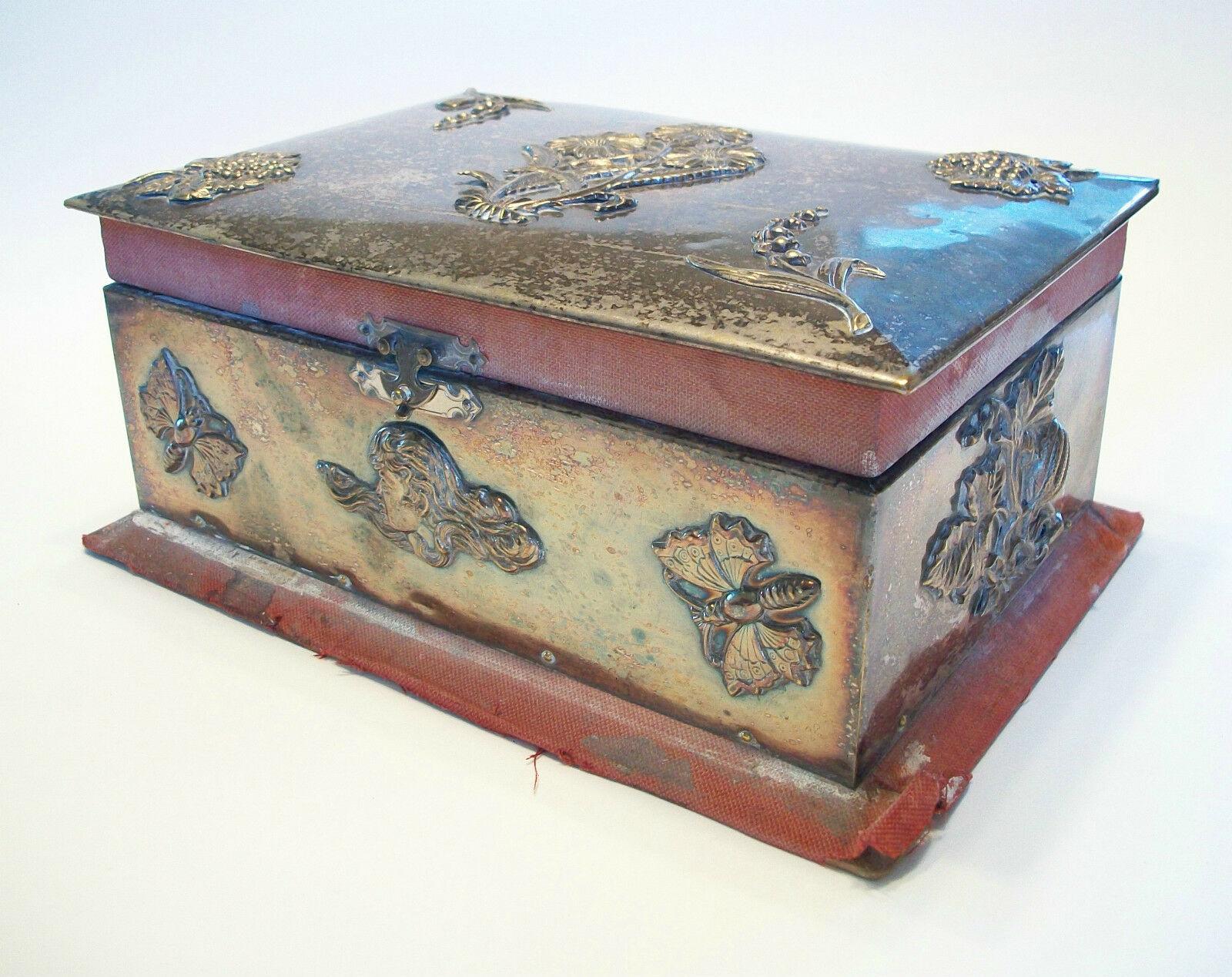 Arts and Crafts Boîte à bijoux Arts & Crafts avec décoration appliquée - Non signée - U K - vers 1880 en vente
