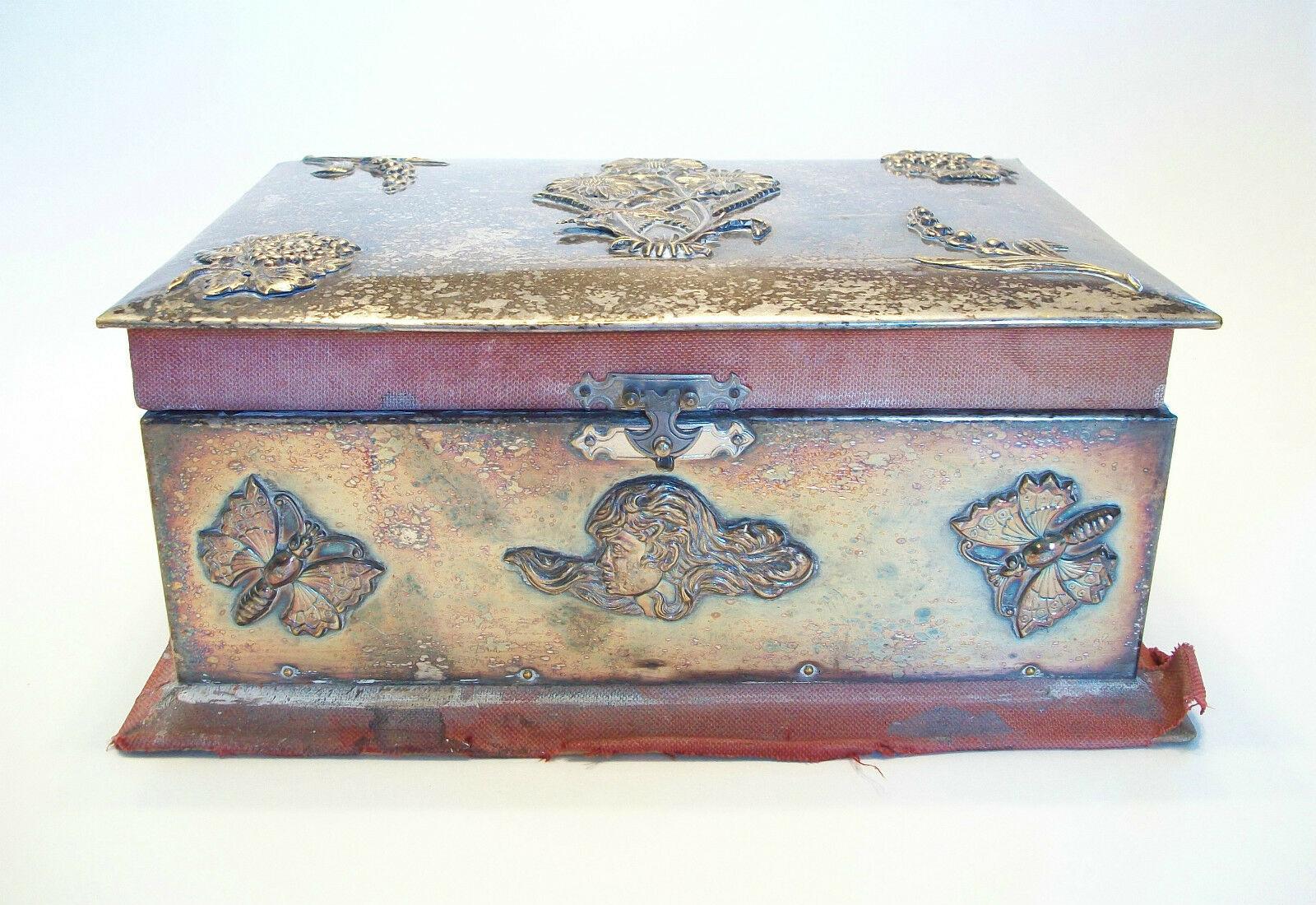 Fait main Boîte à bijoux Arts & Crafts avec décoration appliquée - Non signée - U K - vers 1880 en vente