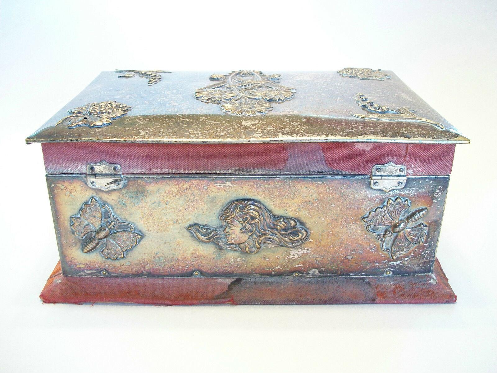 XIXe siècle Boîte à bijoux Arts & Crafts avec décoration appliquée - Non signée - U K - vers 1880 en vente