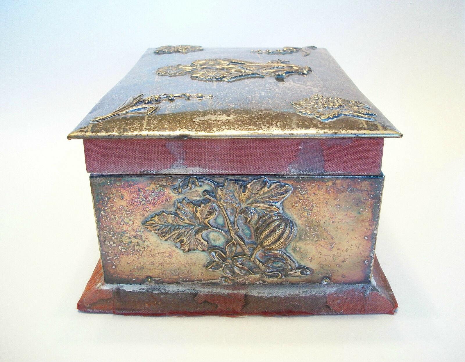 Métal Boîte à bijoux Arts & Crafts avec décoration appliquée - Non signée - U K - vers 1880 en vente