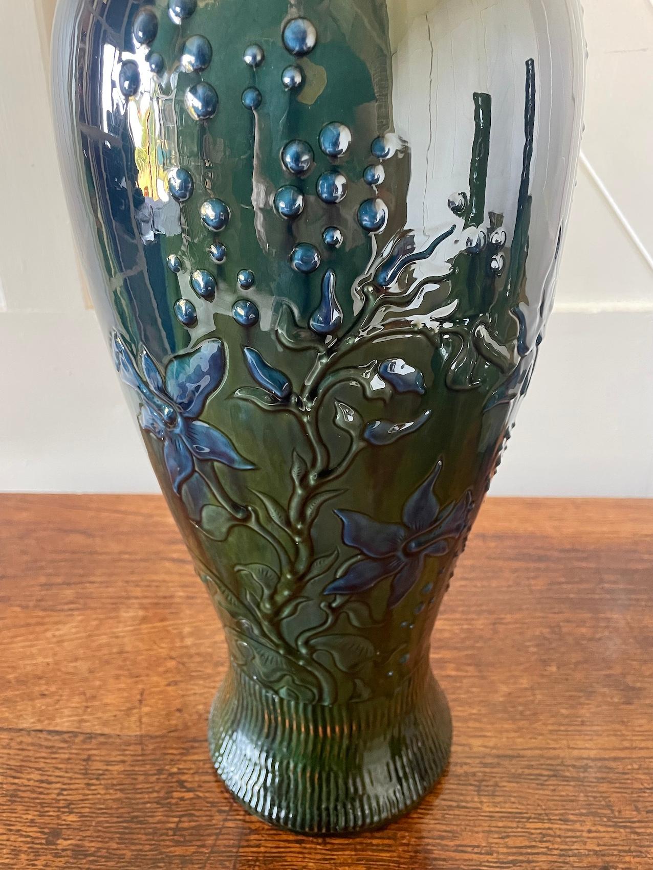 Große Arts and Crafts-Keramikvase mit Deckel von Sir Edmund Elton (Englisch) im Angebot