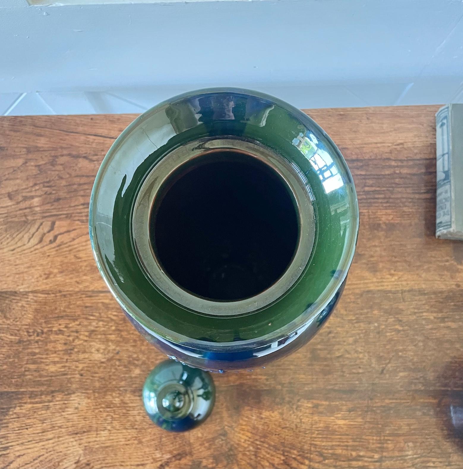 Große Arts and Crafts-Keramikvase mit Deckel von Sir Edmund Elton im Zustand „Gut“ im Angebot in Petworth, GB